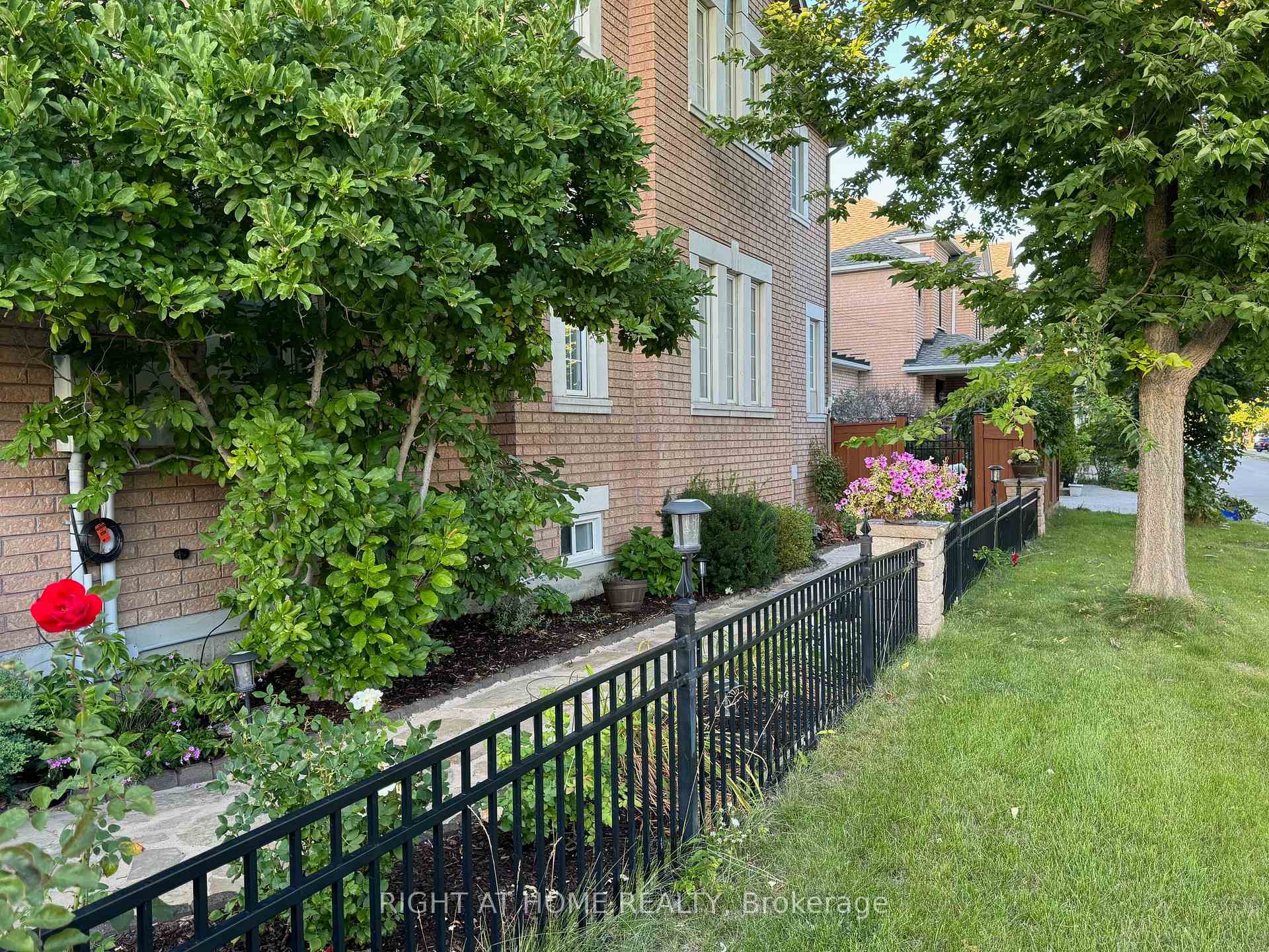 Photo 2 of 1 Strasbourg Lane, Vaughan, Vellore Village — HOMEH