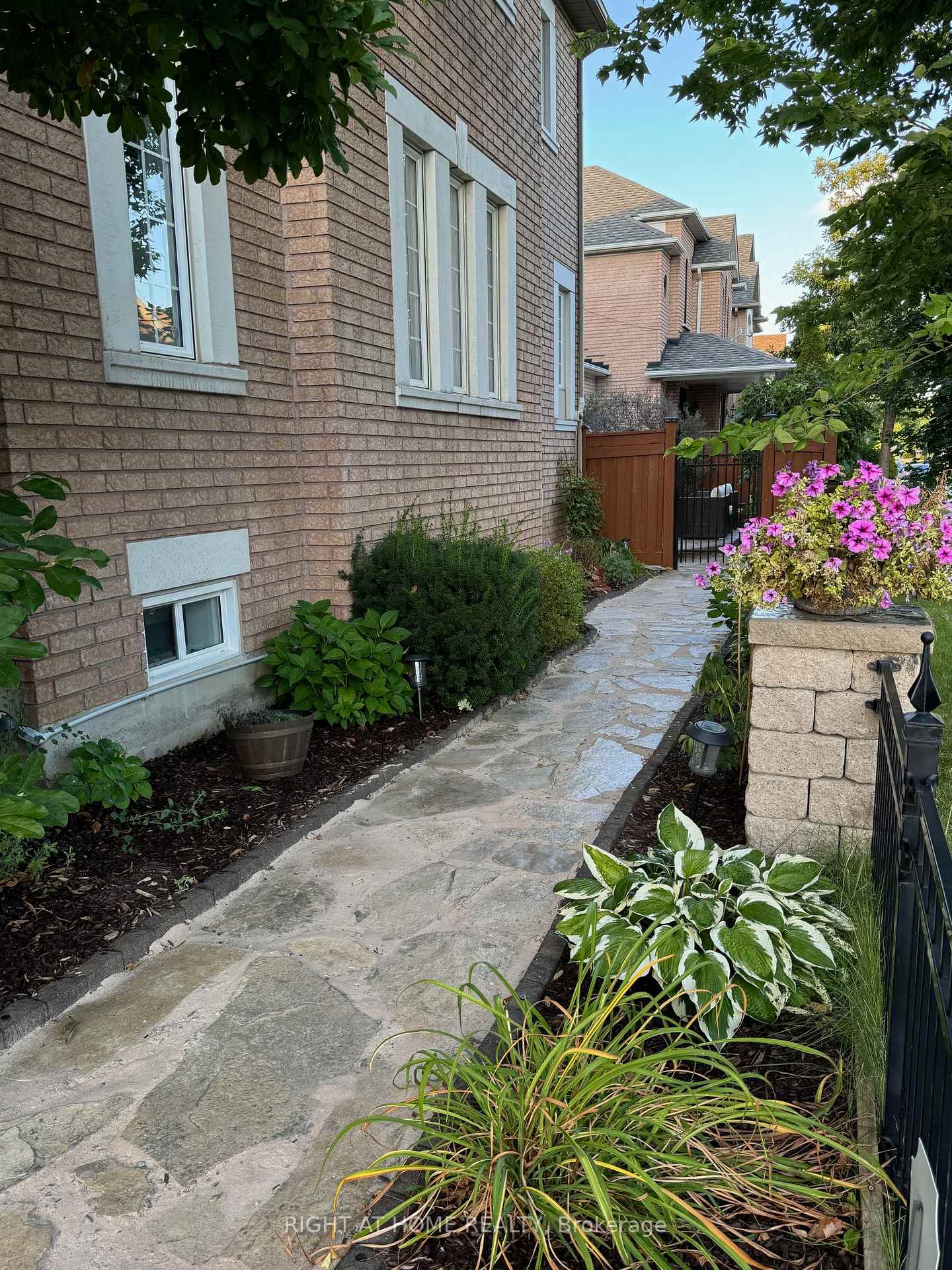 Photo 3 of 1 Strasbourg Lane, Vaughan, Vellore Village — HOMEH