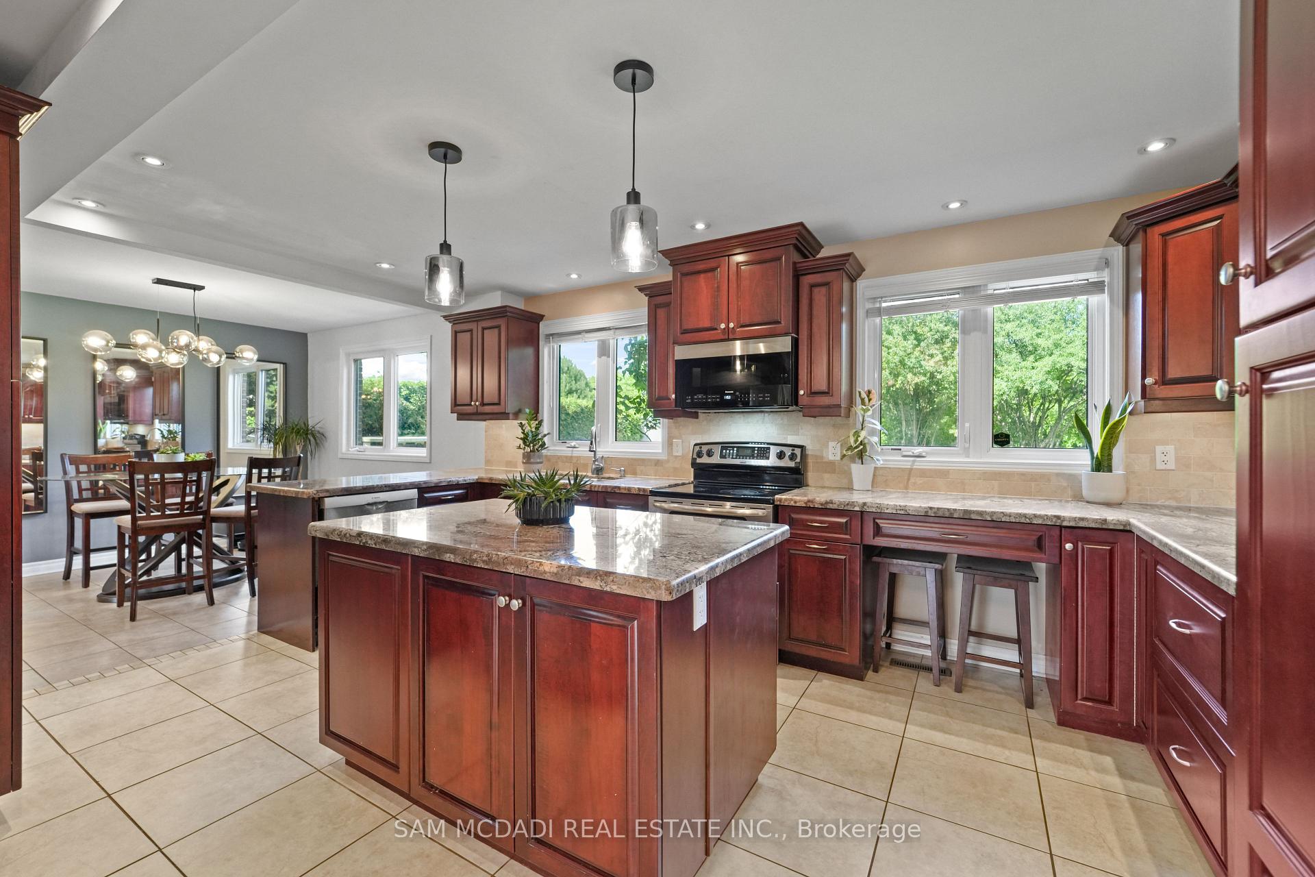 Photo 3 of 138 Elgin Drive, Brampton, Brampton South — HOMEH