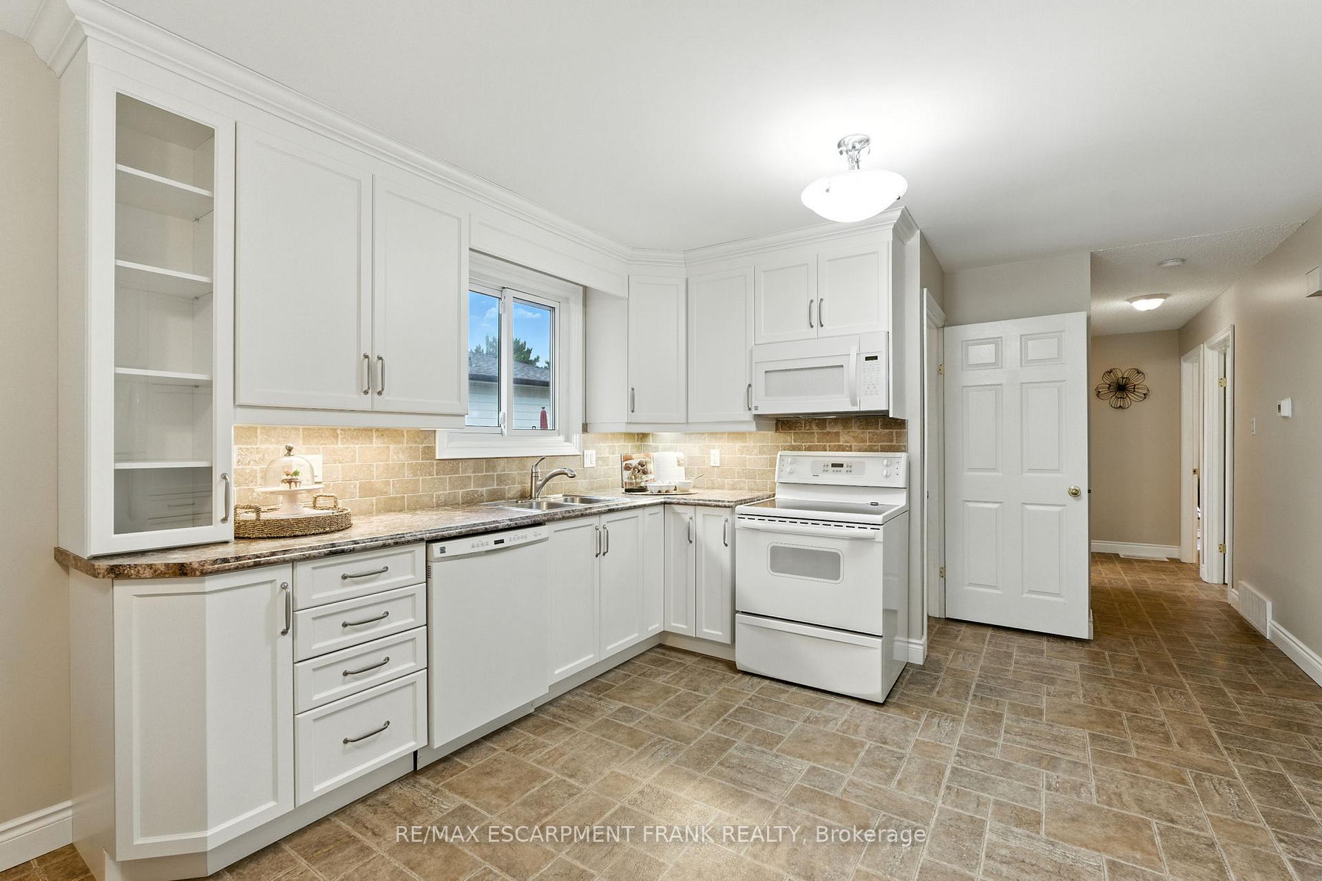 Photo 13 of 123 Moxley Drive, Hamilton, Lisgar — HOMEH