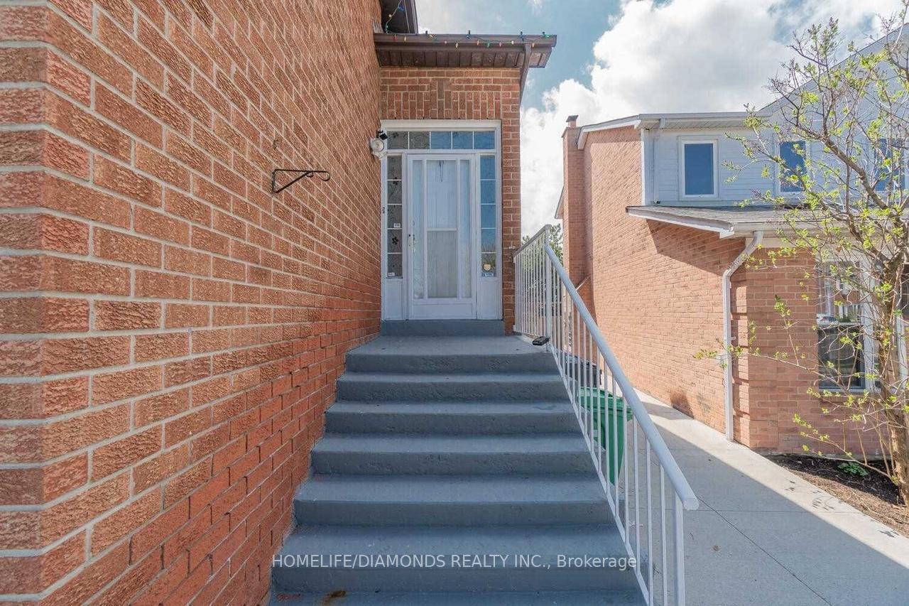 Photo 2 of Unit Upper, 52 Nuttall Street, Brampton, Westgate — HOMEH