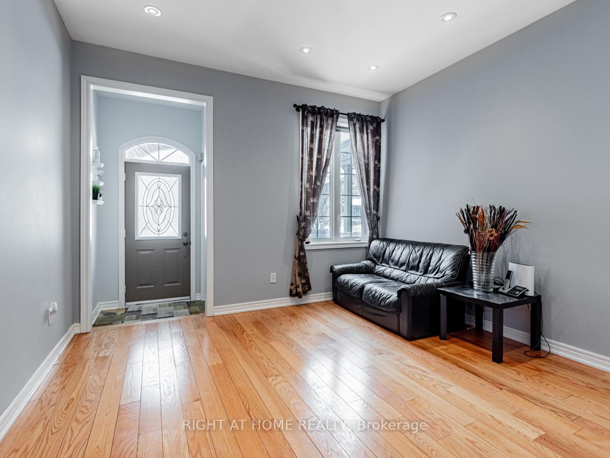 Photo 3 of 33 Bullrush Drive, Vaughan, Vellore Village — HOMEH
