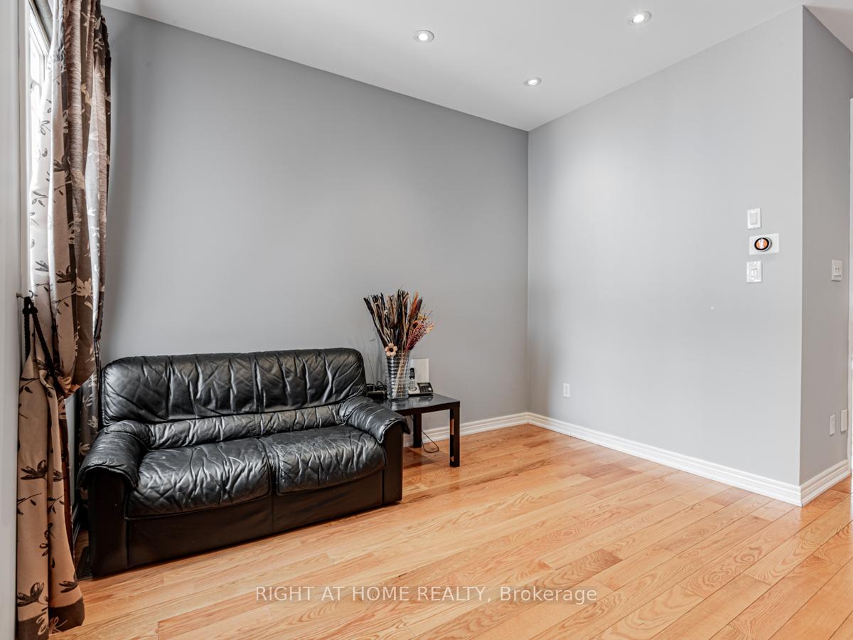 Photo 5 of 33 Bullrush Drive, Vaughan, Vellore Village — HOMEH