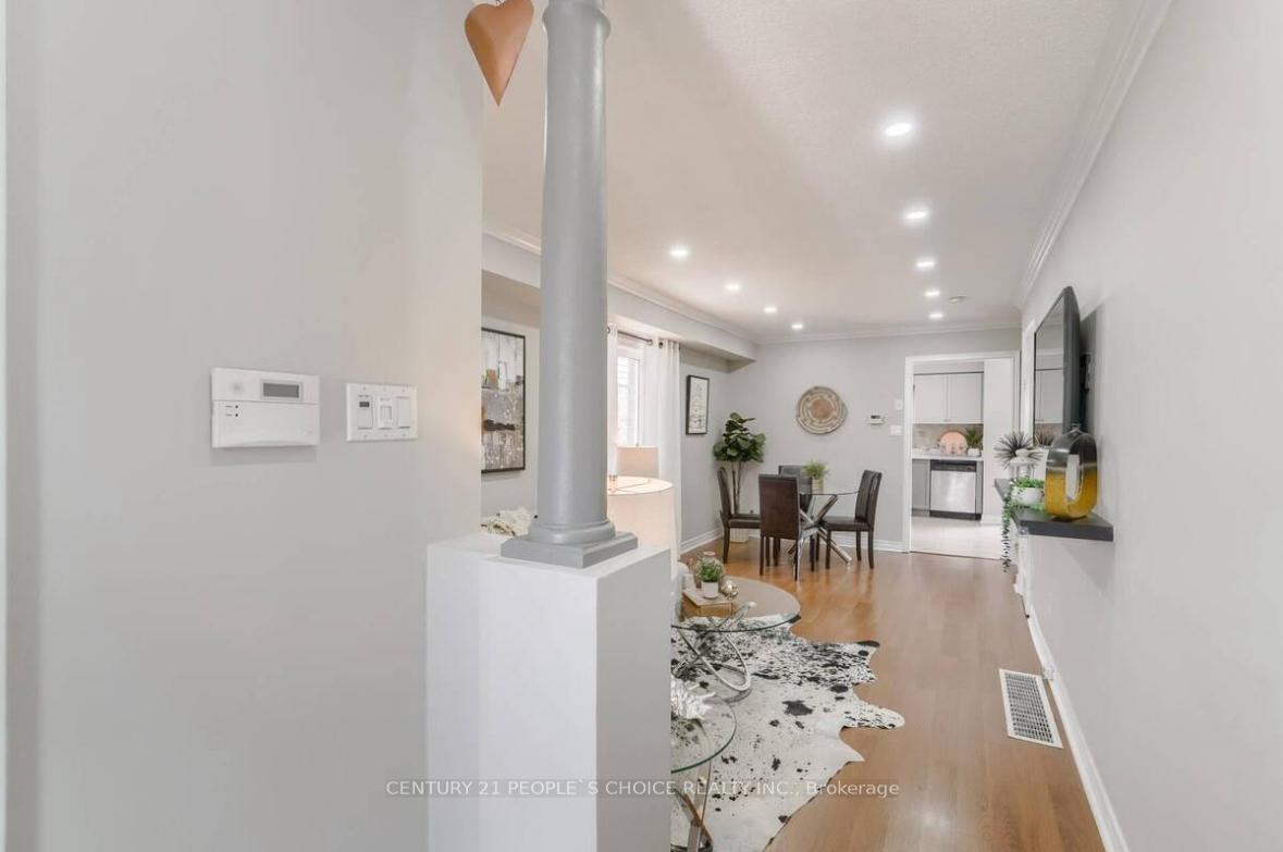 Photo 2 of 32 Ridgemore Crescent, Brampton, Fletcher's Meadow — HOMEH