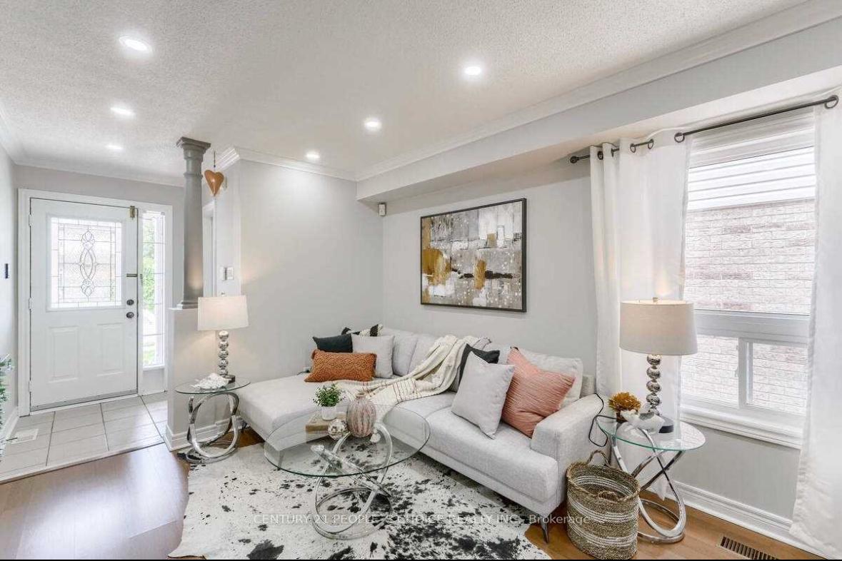 Photo 3 of 32 Ridgemore Crescent, Brampton, Fletcher's Meadow — HOMEH