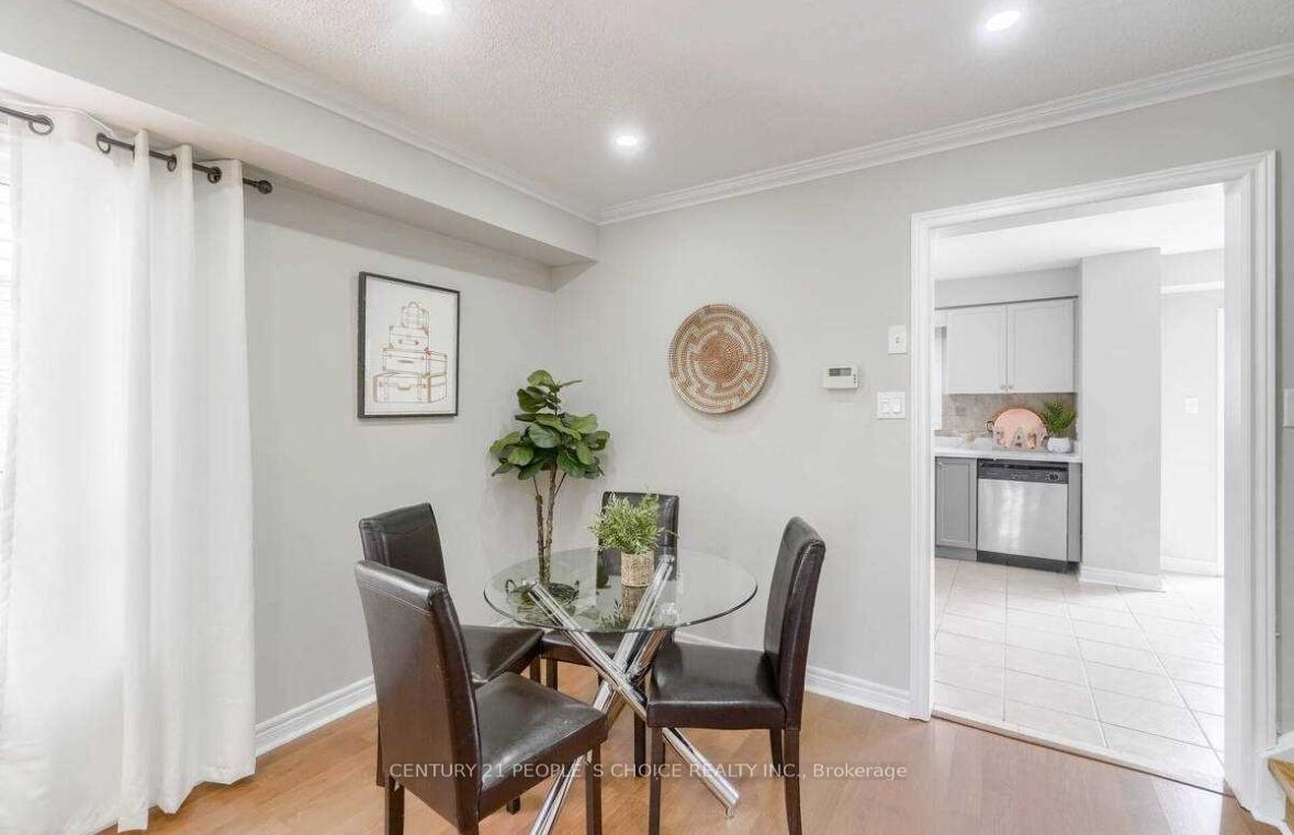 Photo 5 of 32 Ridgemore Crescent, Brampton, Fletcher's Meadow — HOMEH