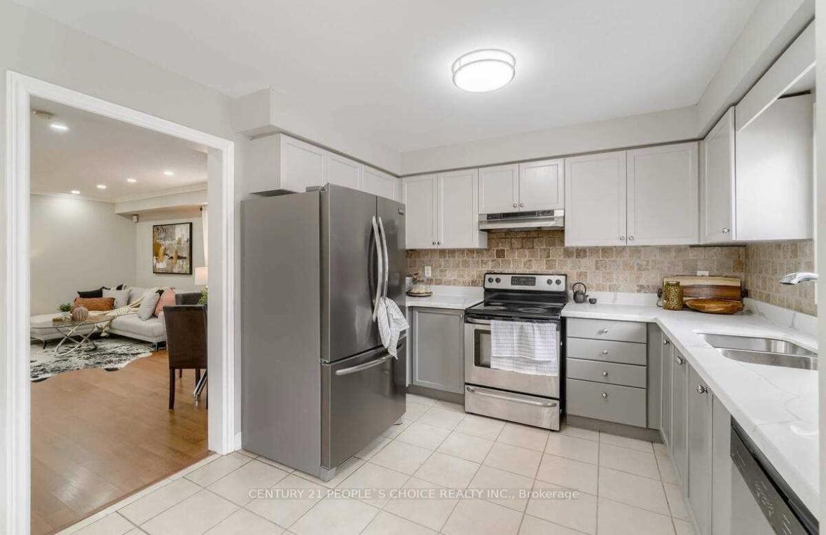 Photo 6 of 32 Ridgemore Crescent, Brampton, Fletcher's Meadow — HOMEH