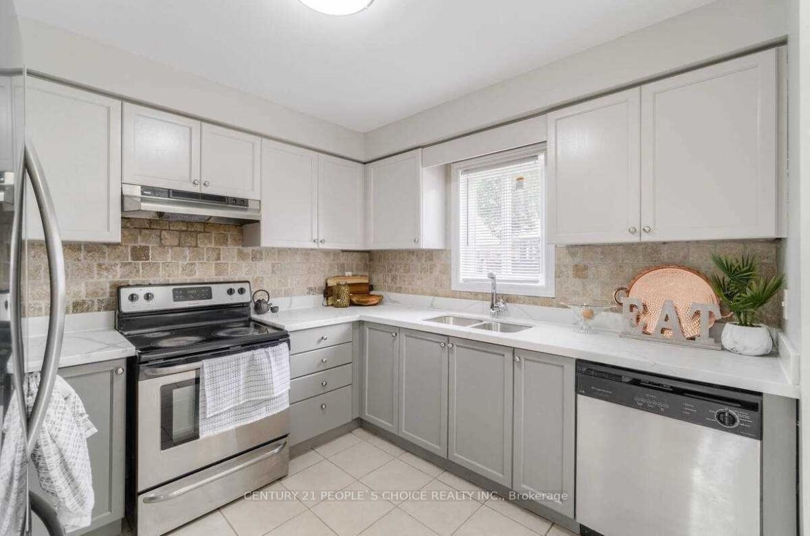 Photo 7 of 32 Ridgemore Crescent, Brampton, Fletcher's Meadow — HOMEH