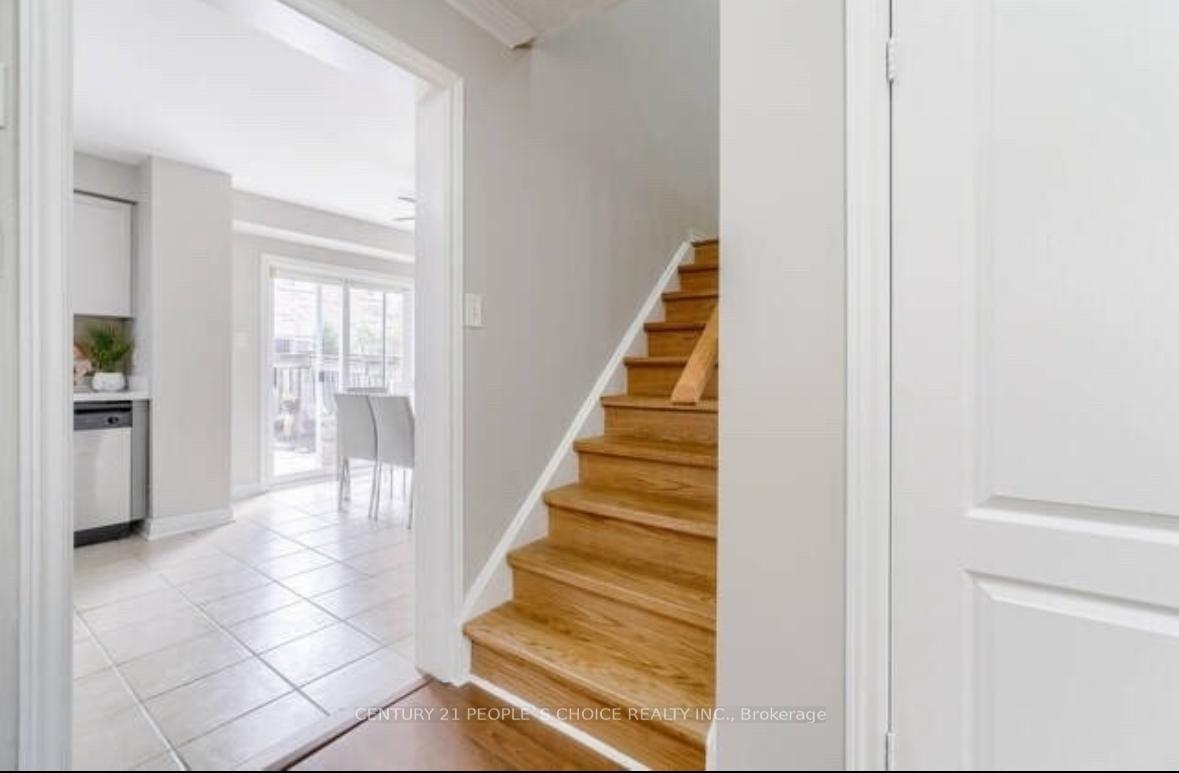 Photo 8 of 32 Ridgemore Crescent, Brampton, Fletcher's Meadow — HOMEH