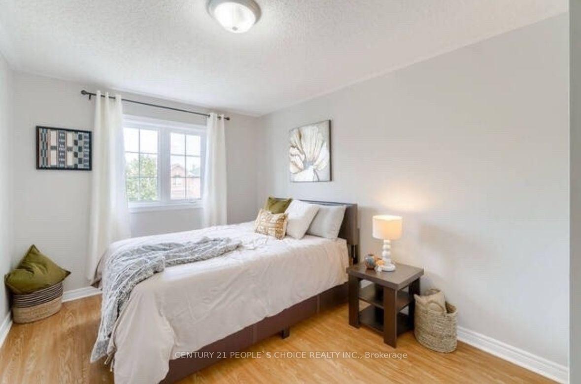 Photo 15 of 32 Ridgemore Crescent, Brampton, Fletcher's Meadow — HOMEH
