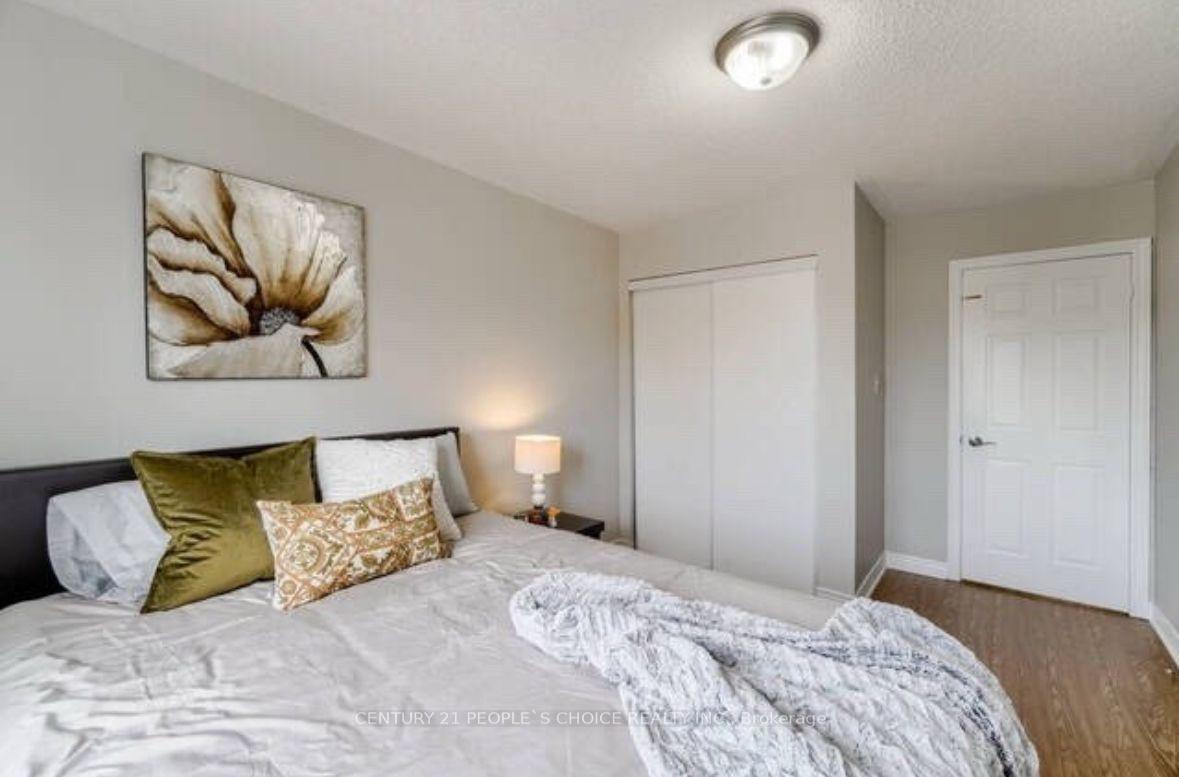 Photo 16 of 32 Ridgemore Crescent, Brampton, Fletcher's Meadow — HOMEH