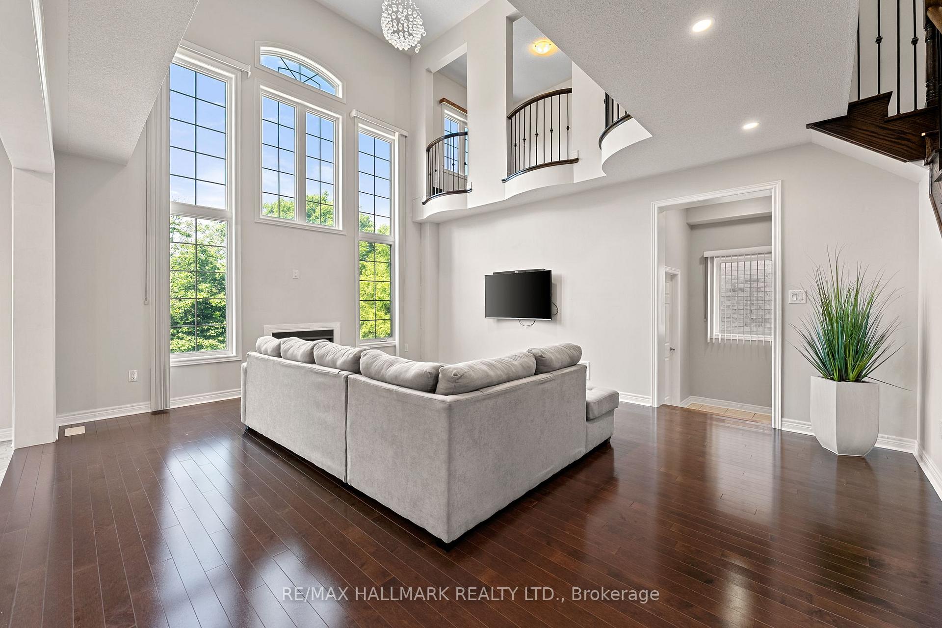 Photo 5 of 262 Elbern Markell Drive, Brampton, Credit Valley — HOMEH
