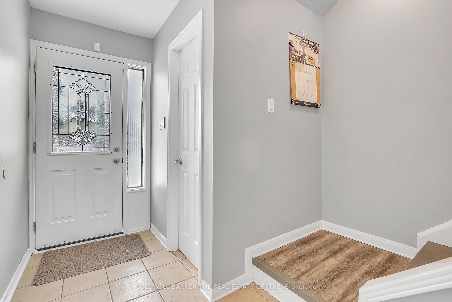 Photo 3 of 56 Chaucer Crescent, Barrie, Letitia Heights — HOMEH