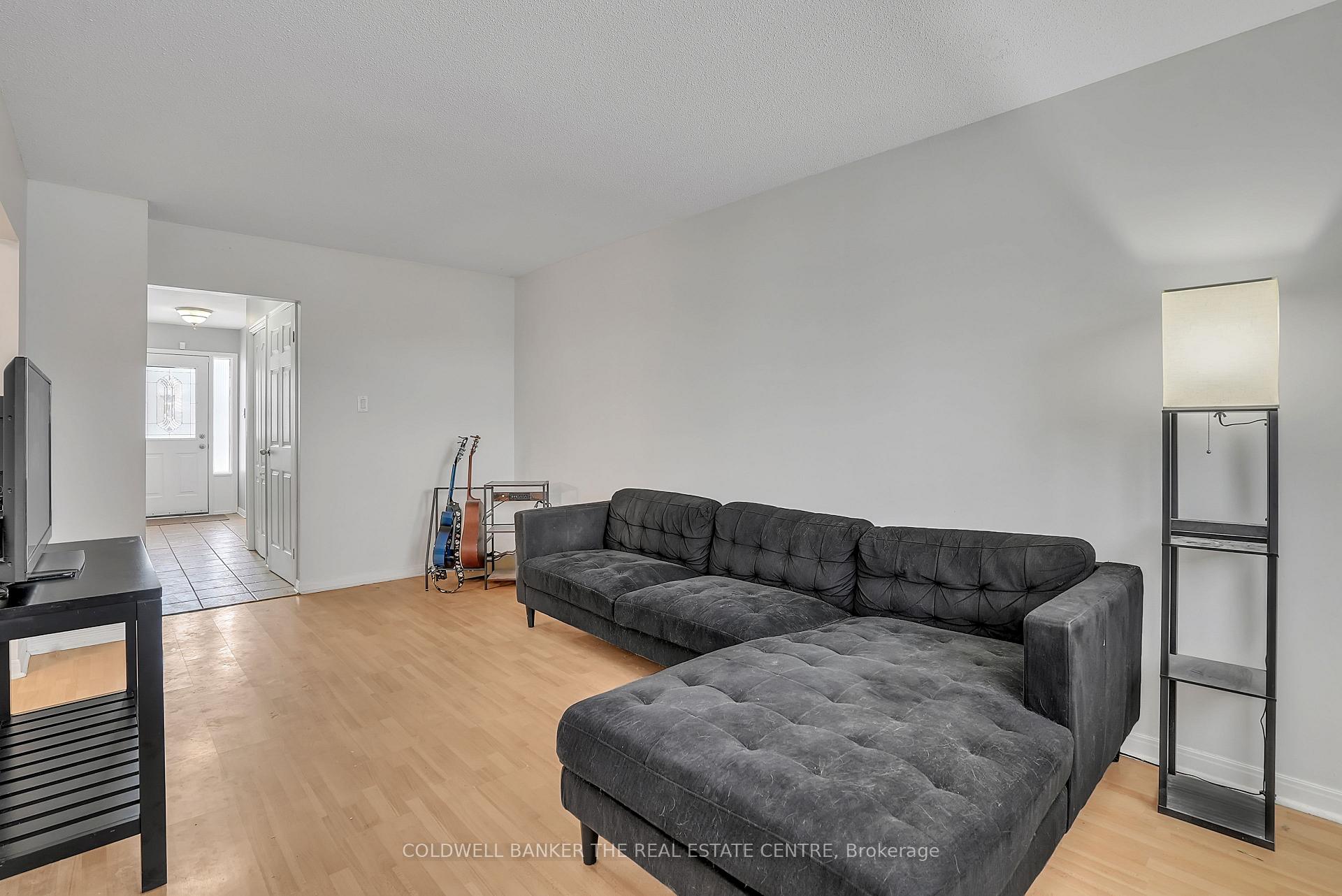 Photo 5 of 56 Chaucer Crescent, Barrie, Letitia Heights — HOMEH