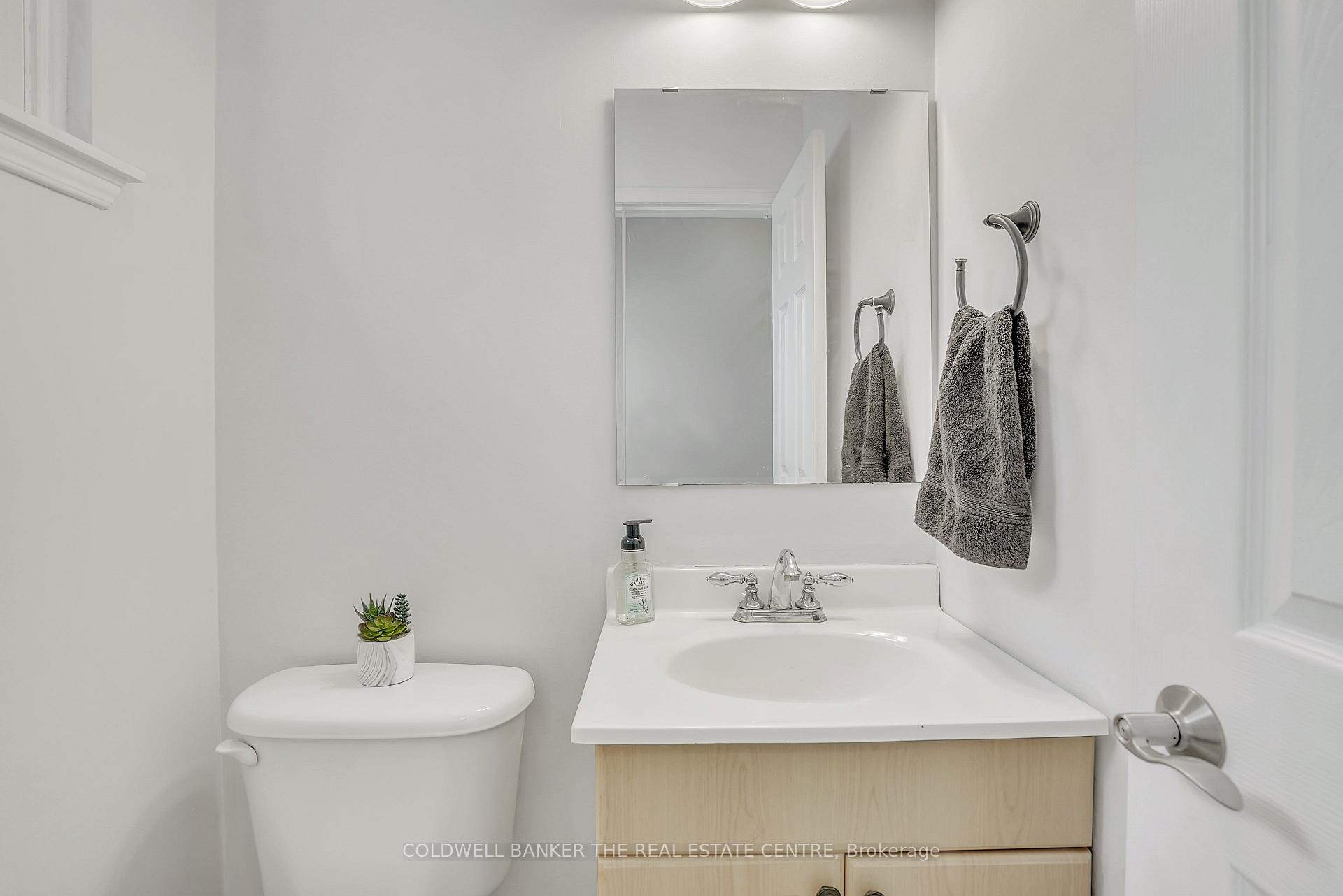 Photo 13 of 56 Chaucer Crescent, Barrie, Letitia Heights — HOMEH