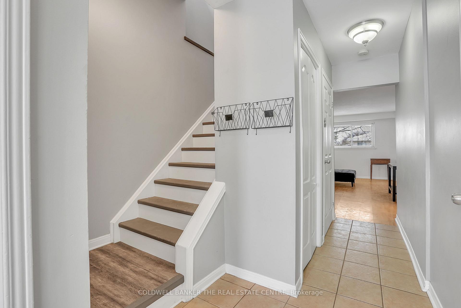 Photo 14 of 56 Chaucer Crescent, Barrie, Letitia Heights — HOMEH