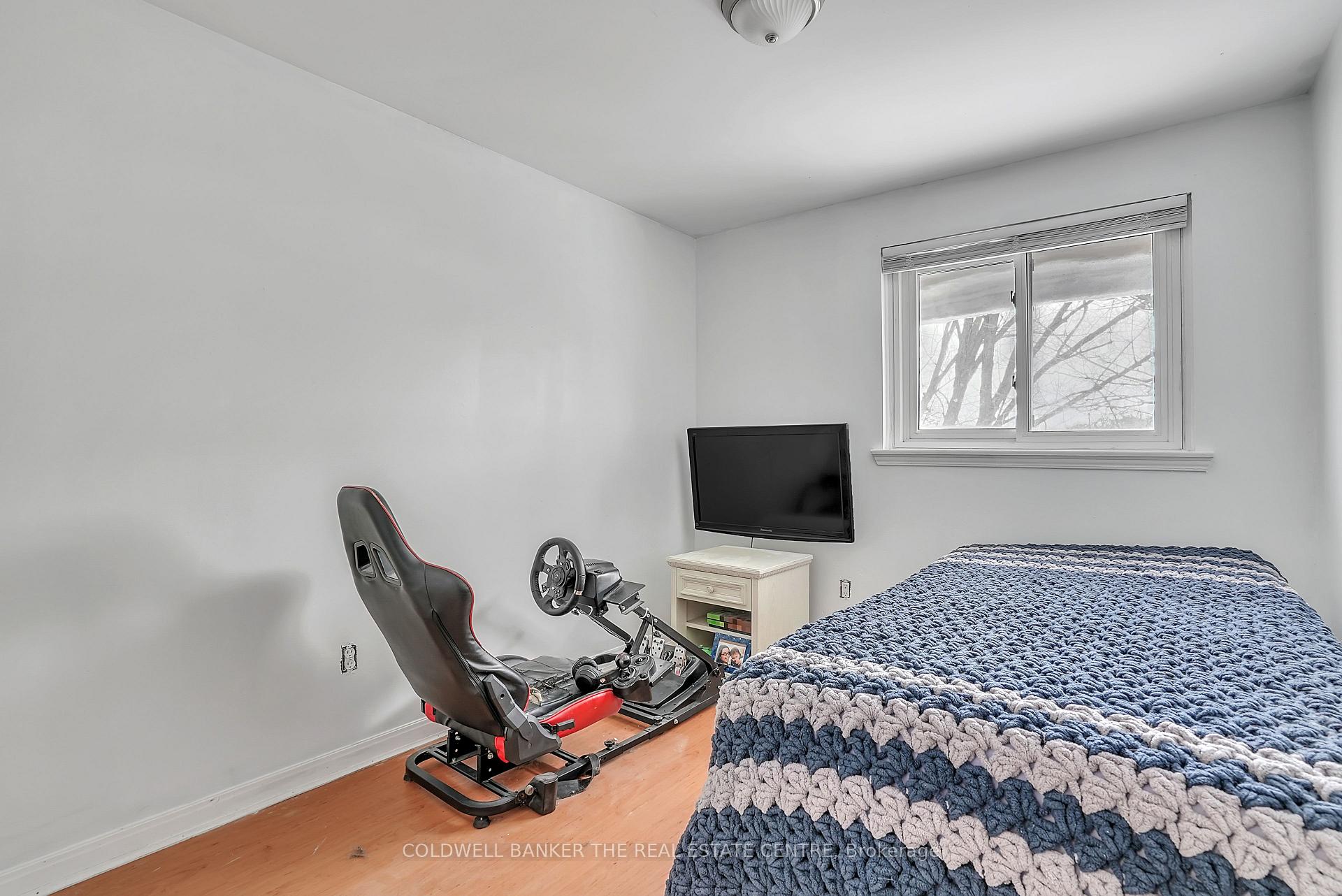 Photo 16 of 56 Chaucer Crescent, Barrie, Letitia Heights — HOMEH