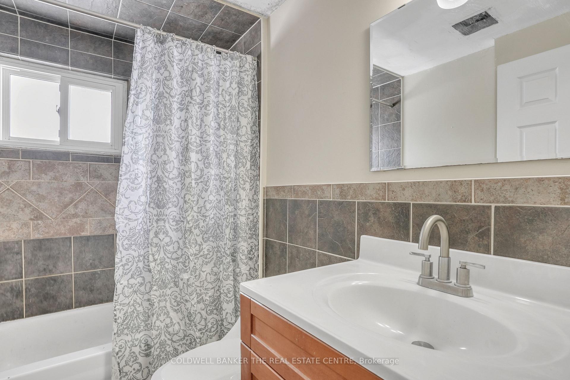 Photo 17 of 56 Chaucer Crescent, Barrie, Letitia Heights — HOMEH