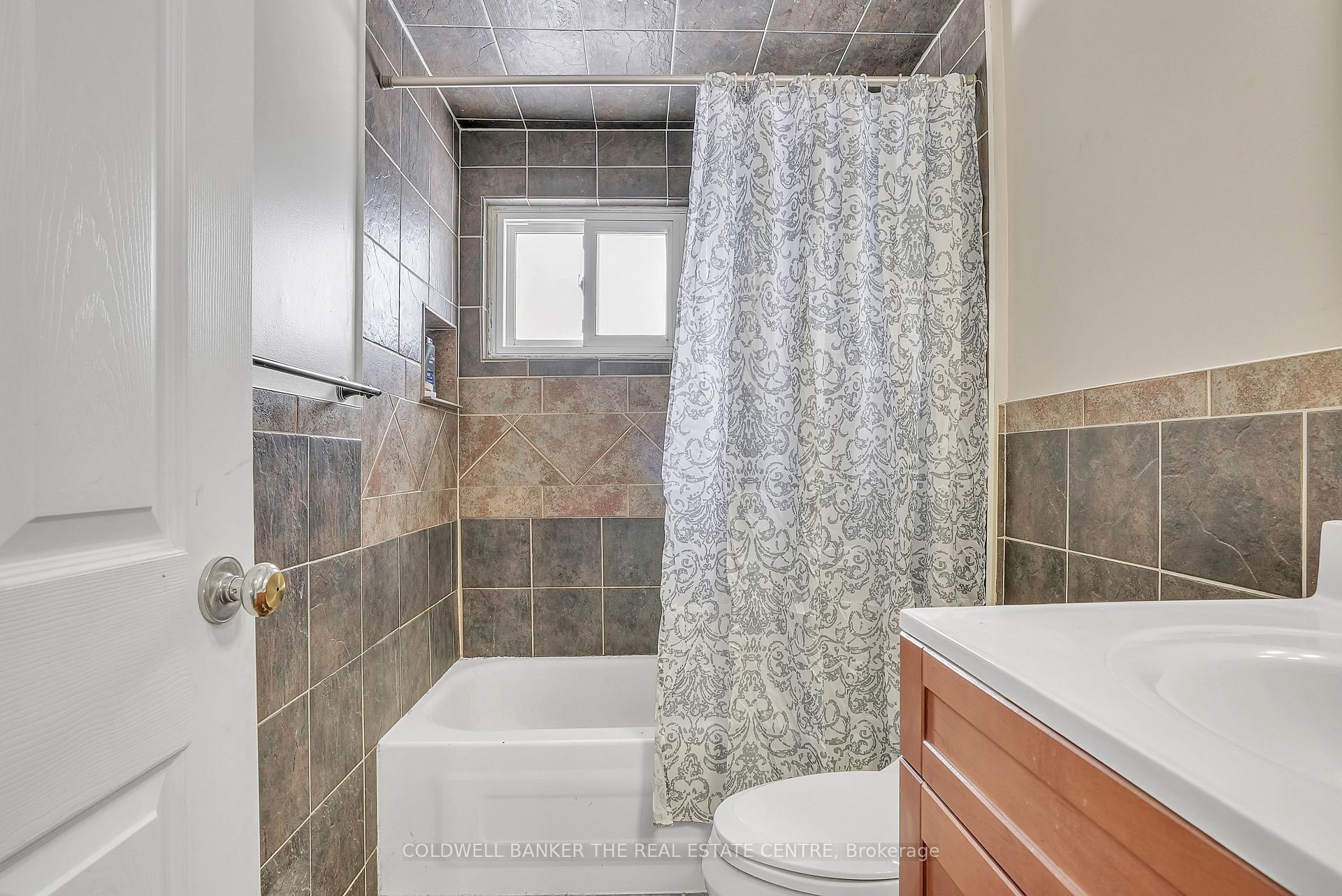 Photo 18 of 56 Chaucer Crescent, Barrie, Letitia Heights — HOMEH
