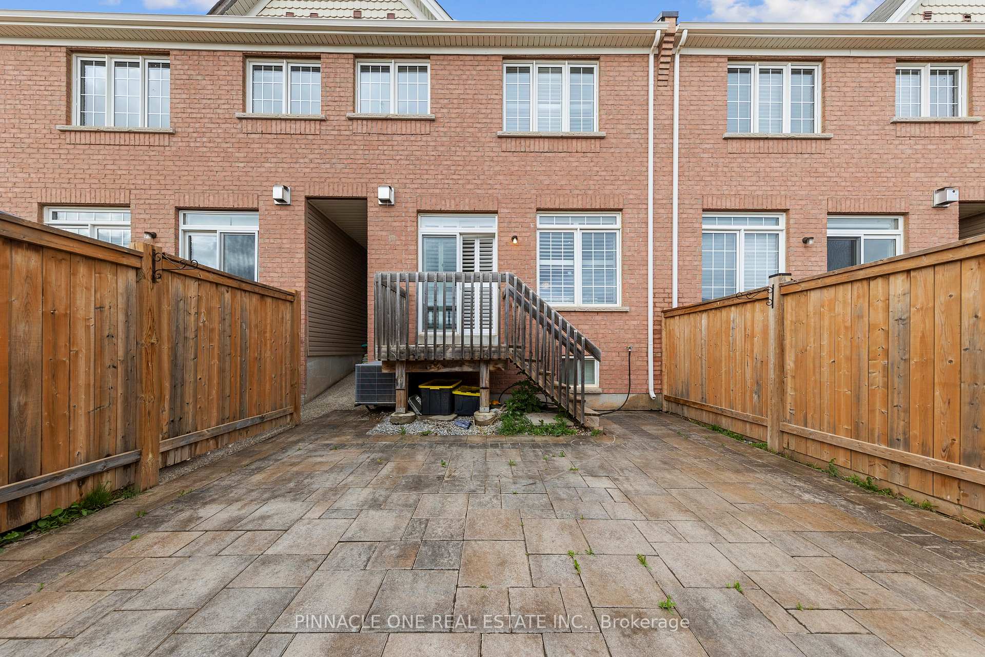 Photo 3 of 142 Sky Harbour Drive, Brampton, Brampton West — HOMEH