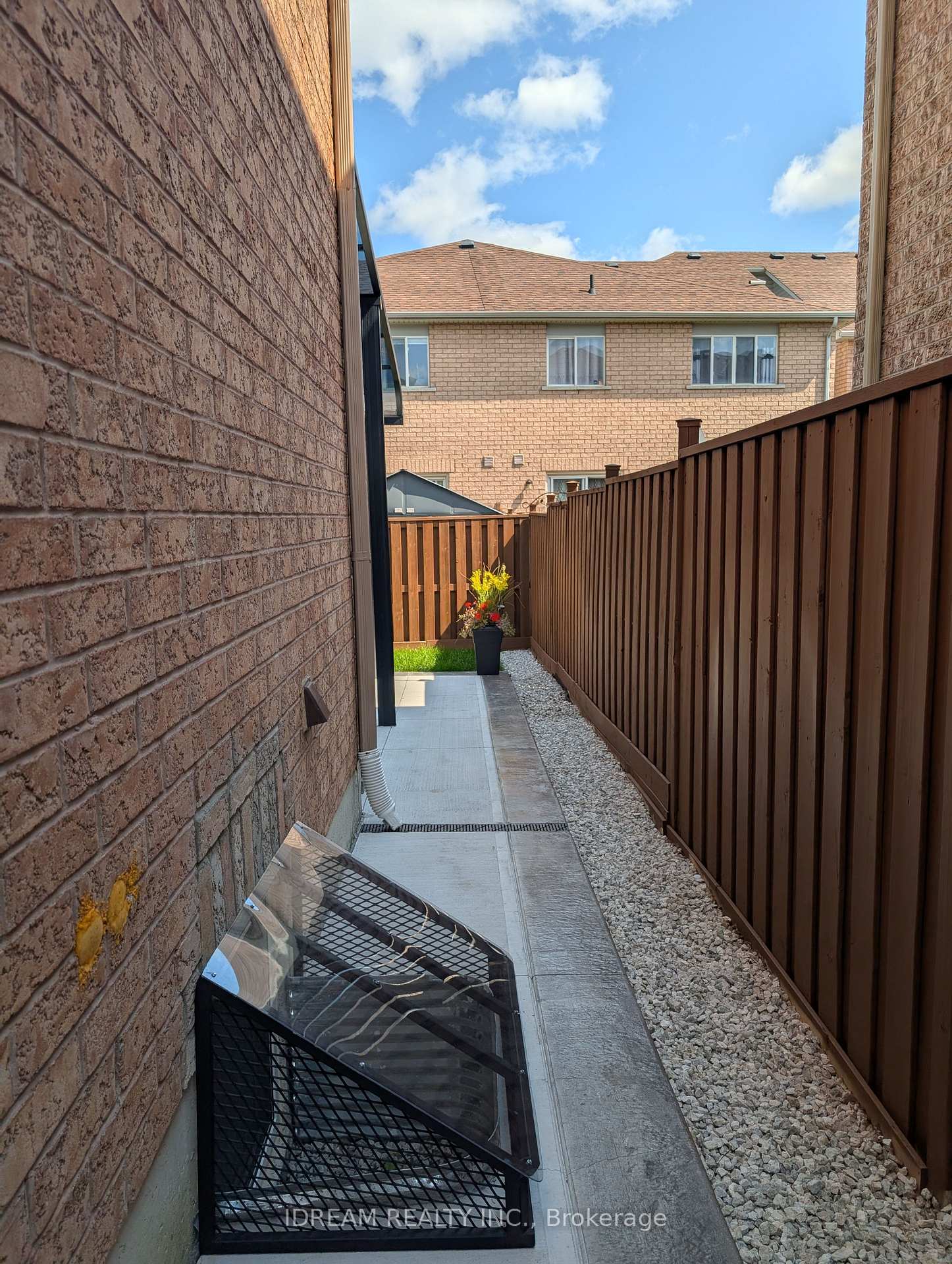 Photo 3 of Unit Bsmt, 35 Soapstone Trail, Brampton, Sandringham-Wellington — HOMEH