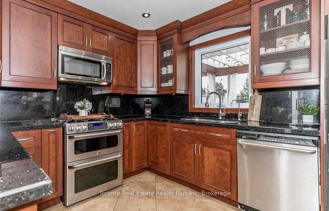 Photo 8 of 156 Sundew Drive, Barrie, Holly — HOMEH