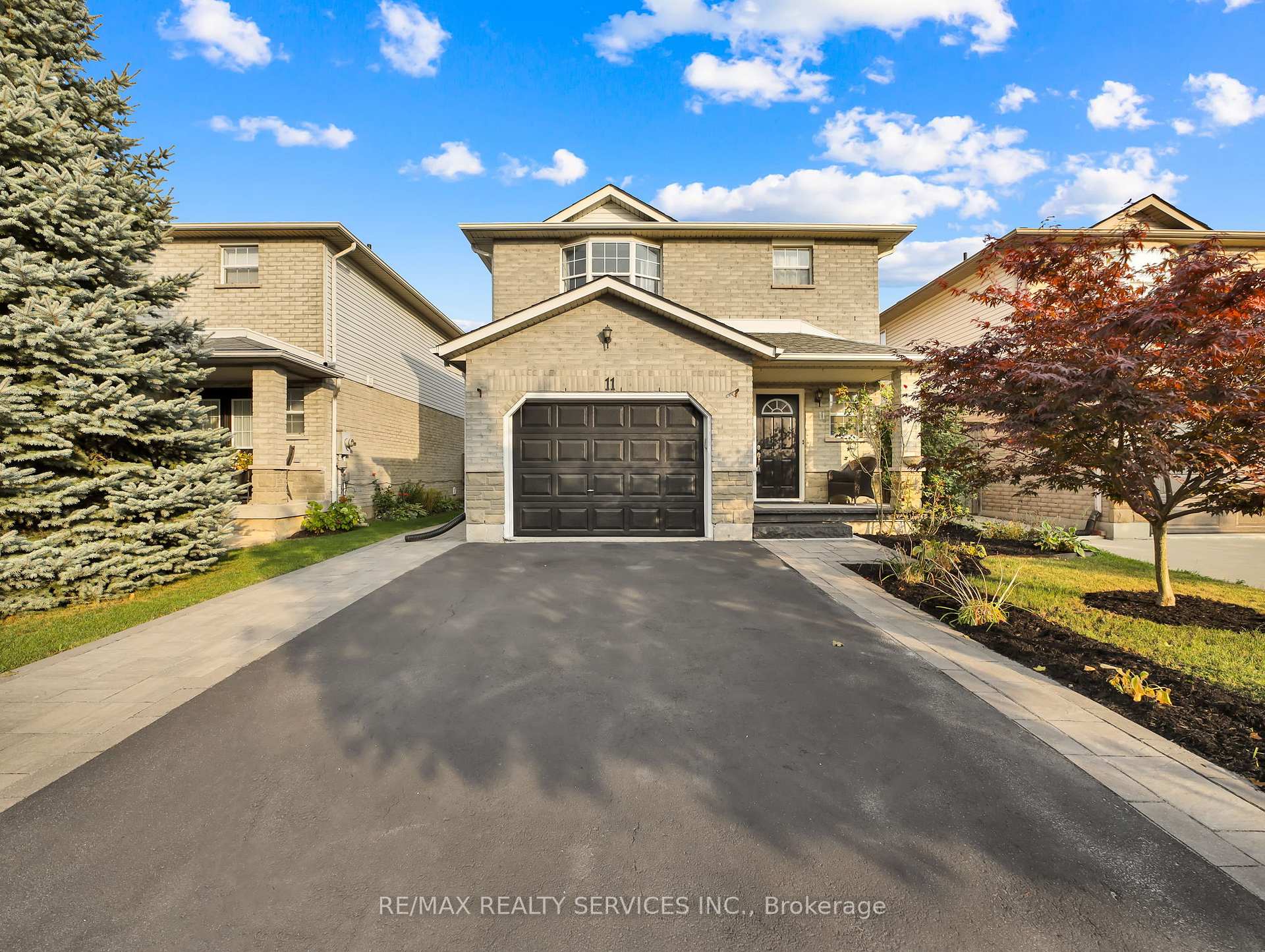 Photo 2 of 11 Willowridge Way, Hamilton, Stoney Creek — HOMEH