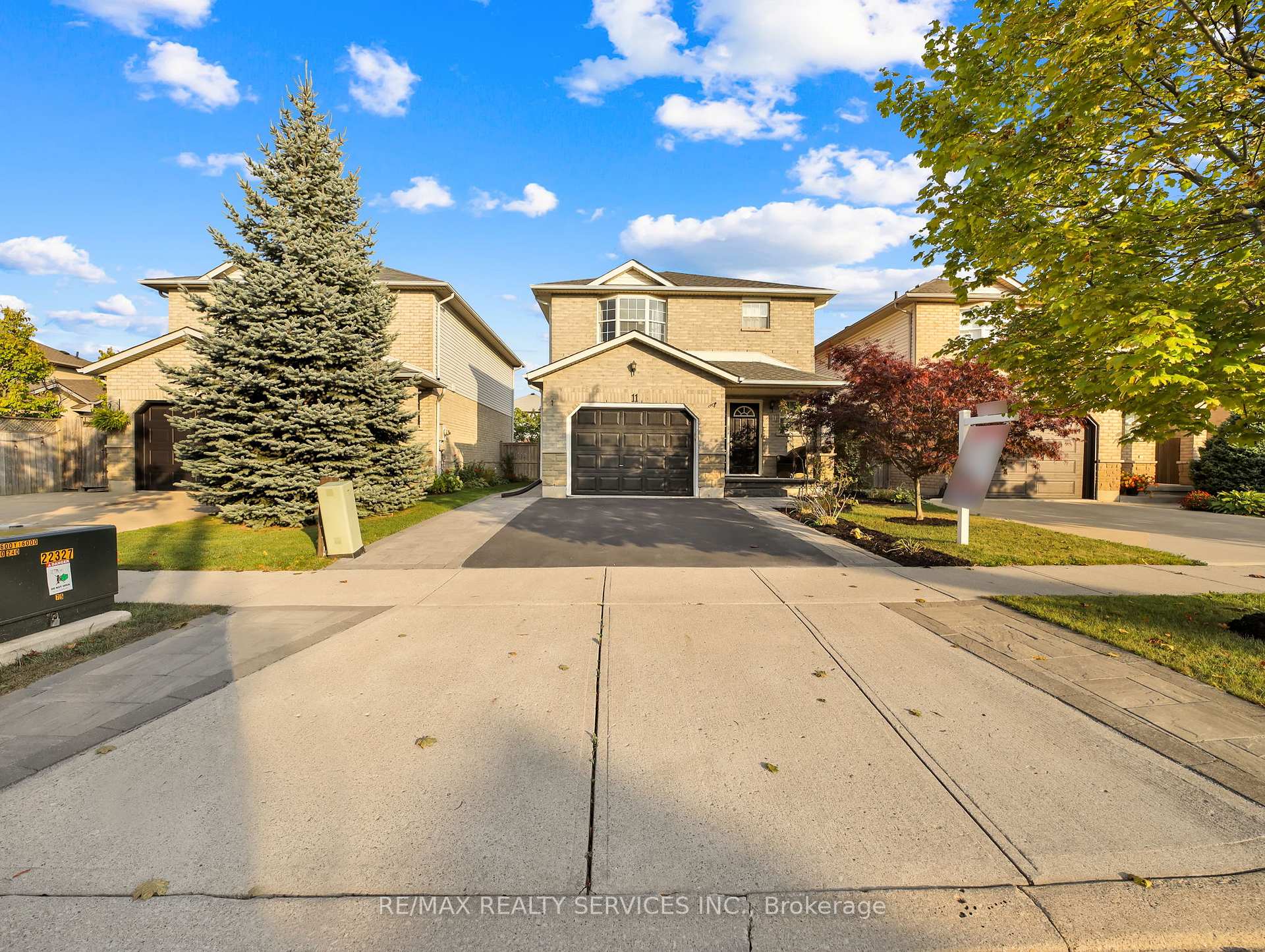 Photo 3 of 11 Willowridge Way, Hamilton, Stoney Creek — HOMEH