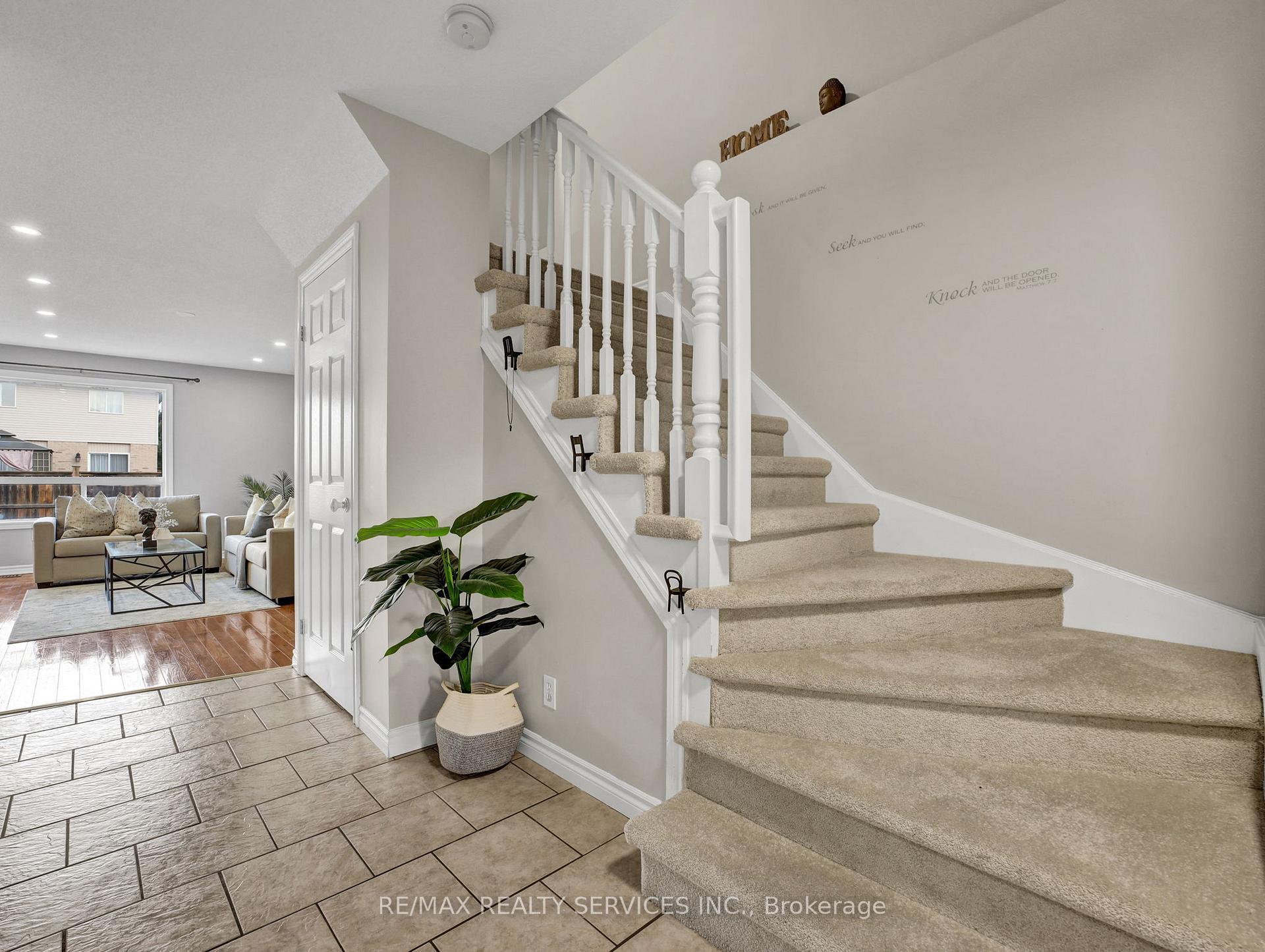 Photo 4 of 11 Willowridge Way, Hamilton, Stoney Creek — HOMEH