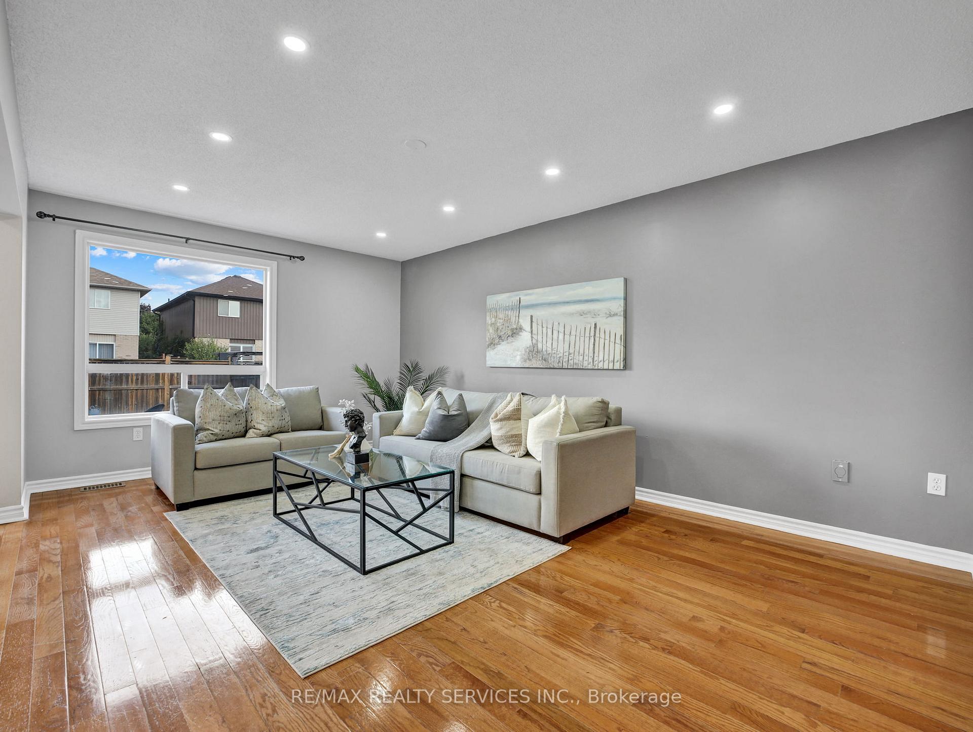 Photo 5 of 11 Willowridge Way, Hamilton, Stoney Creek — HOMEH
