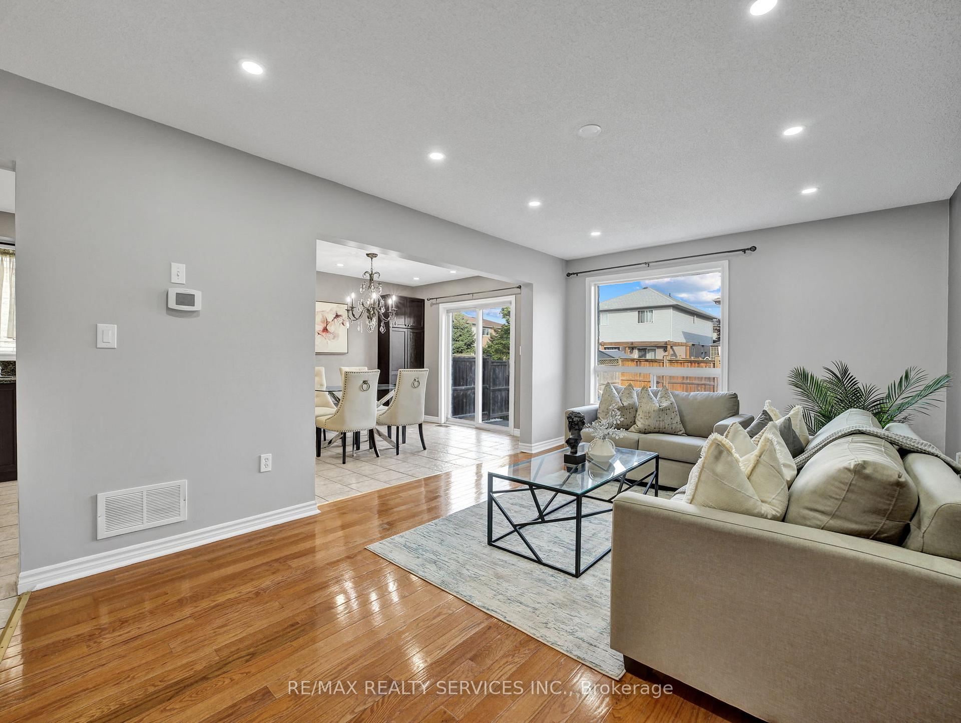 Photo 7 of 11 Willowridge Way, Hamilton, Stoney Creek — HOMEH