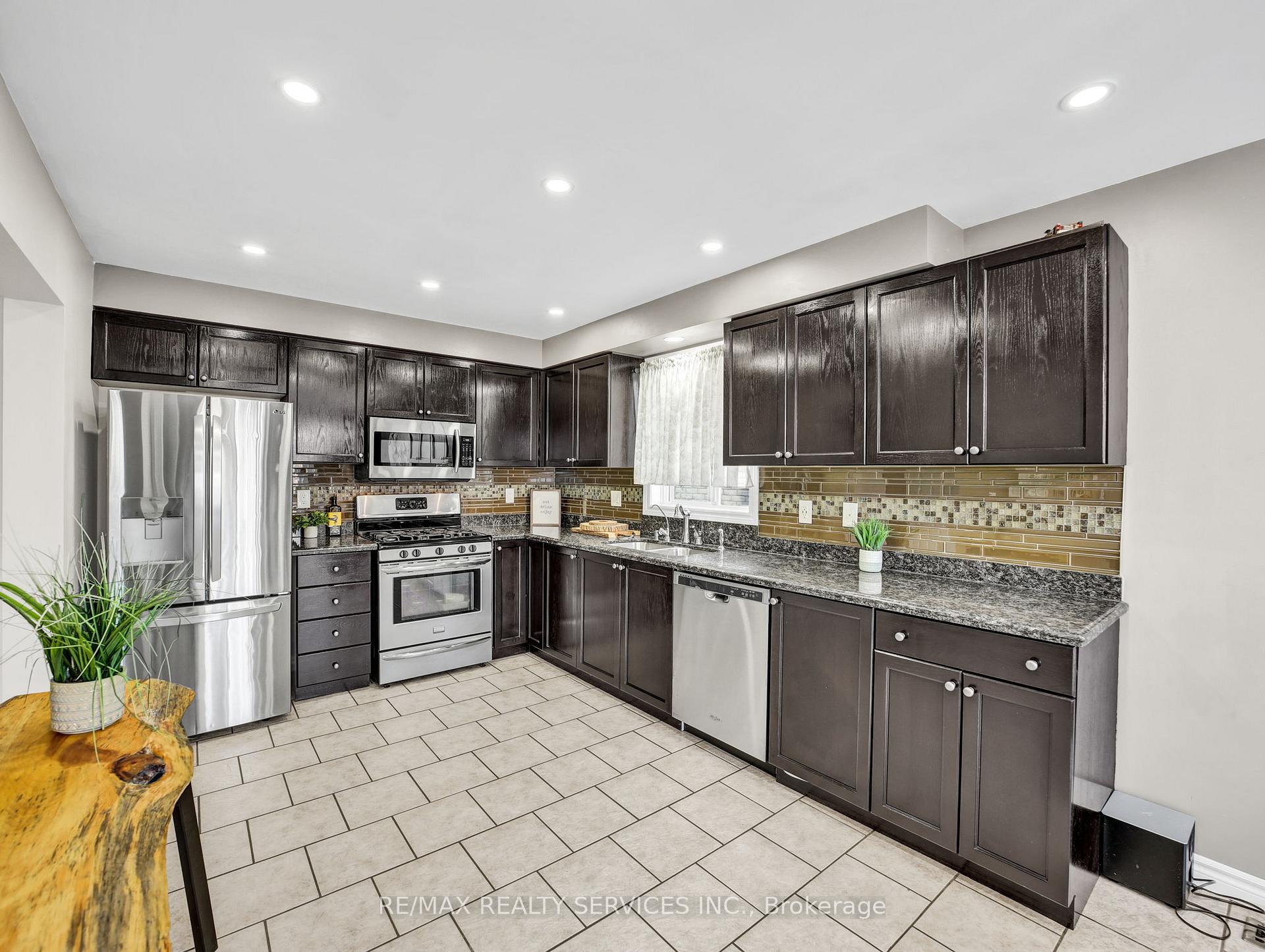 Photo 8 of 11 Willowridge Way, Hamilton, Stoney Creek — HOMEH