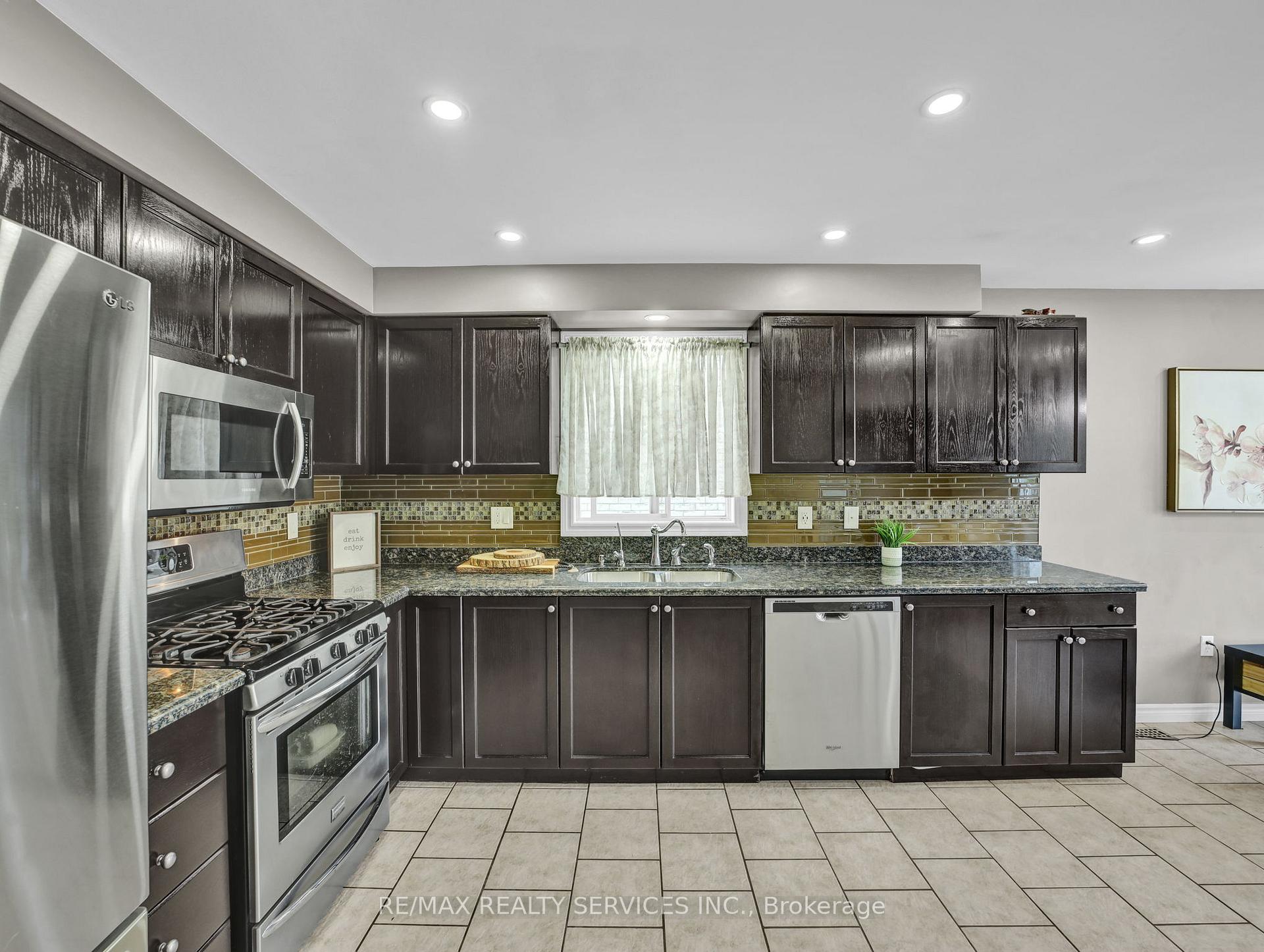 Photo 9 of 11 Willowridge Way, Hamilton, Stoney Creek — HOMEH