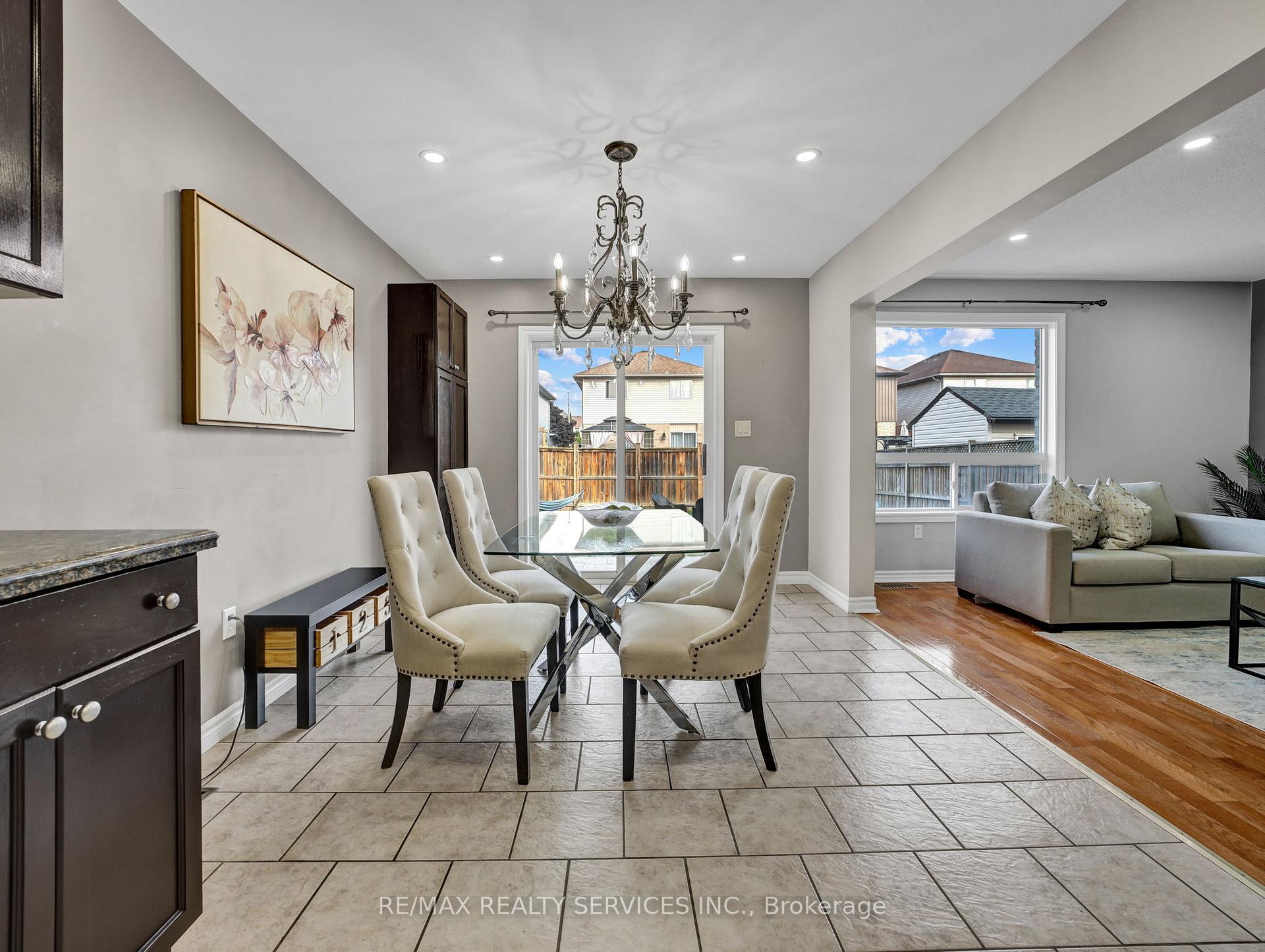 Photo 10 of 11 Willowridge Way, Hamilton, Stoney Creek — HOMEH