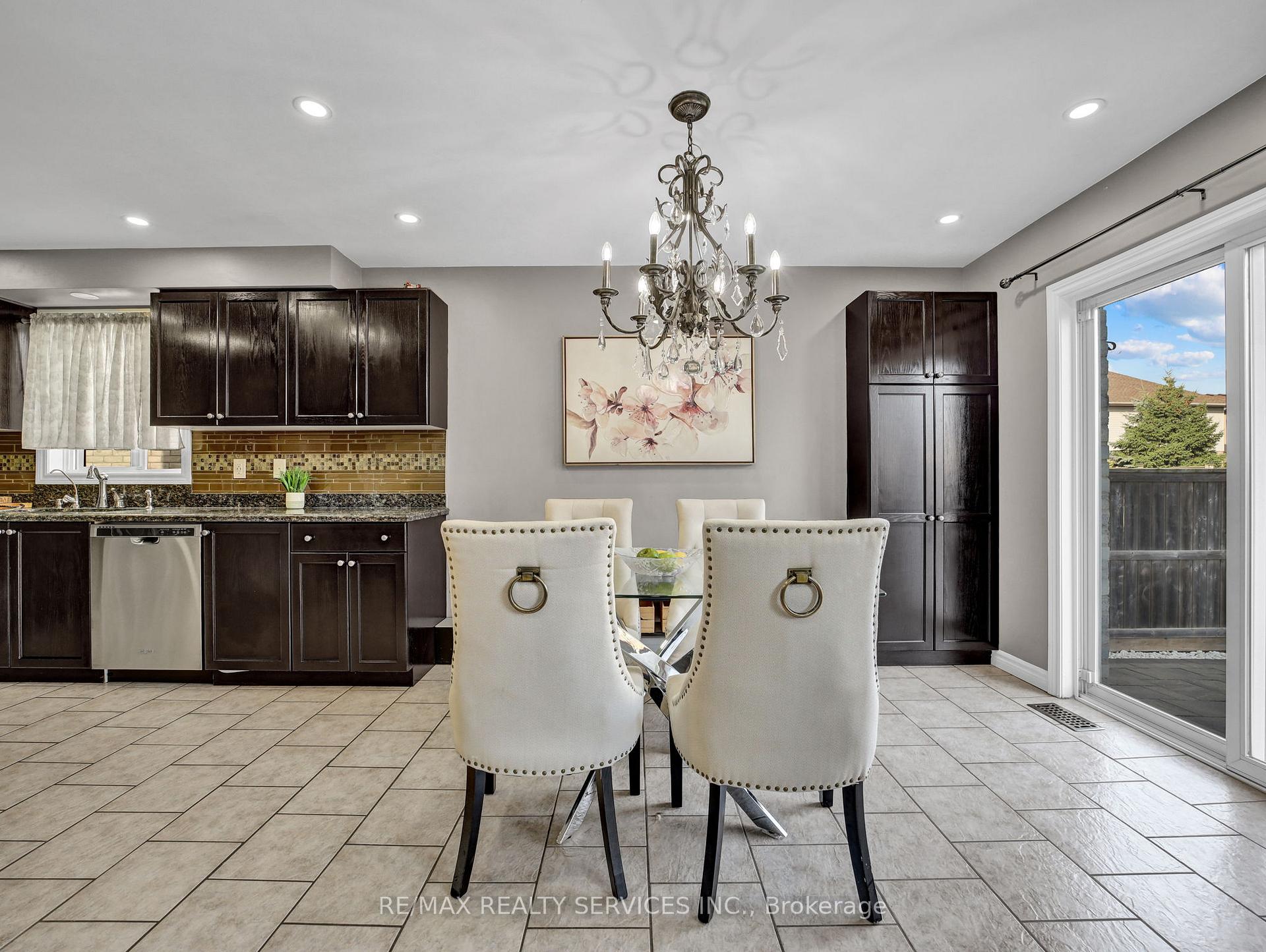 Photo 12 of 11 Willowridge Way, Hamilton, Stoney Creek — HOMEH