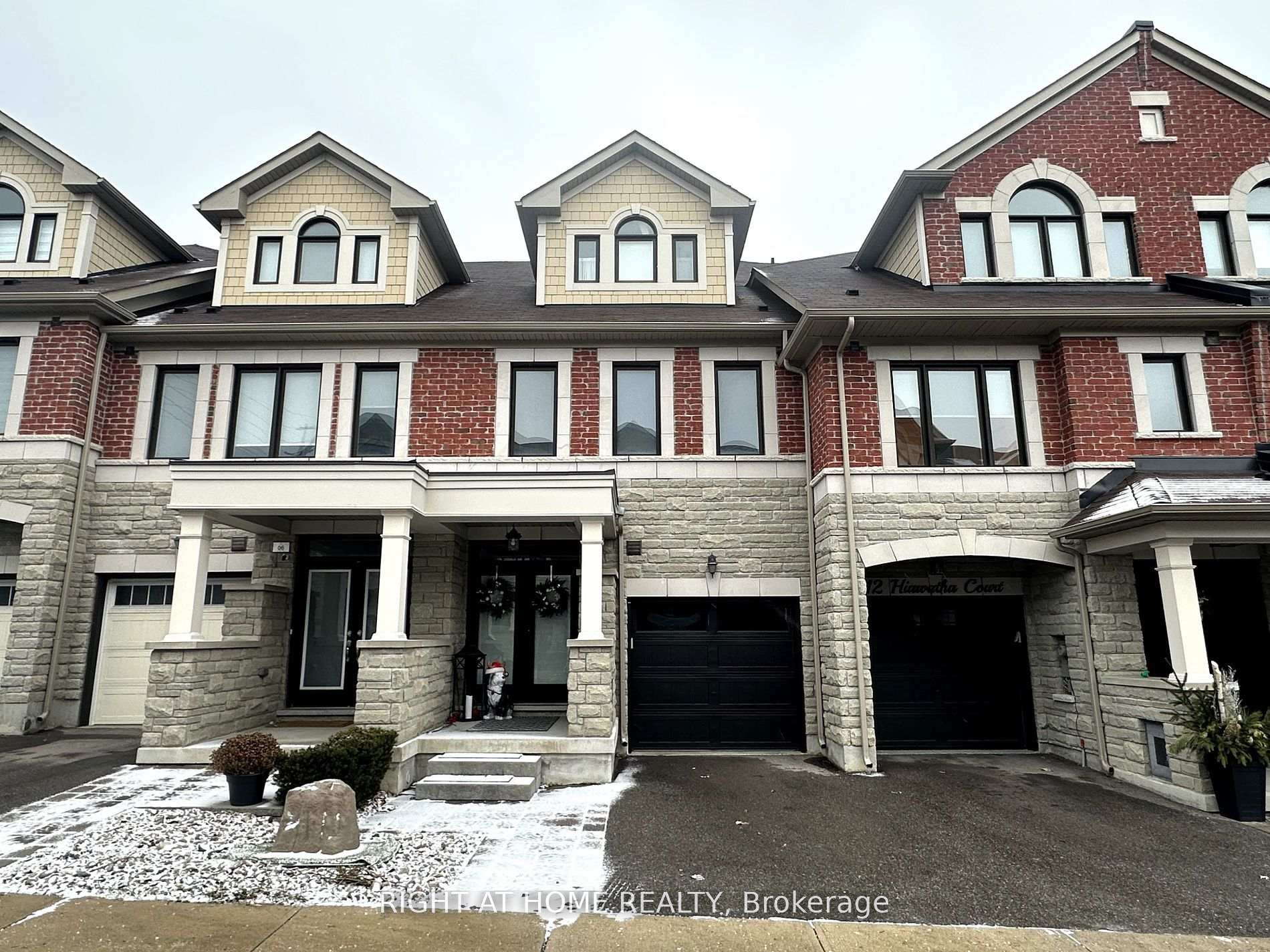 Front of 10 Hiawatha Court