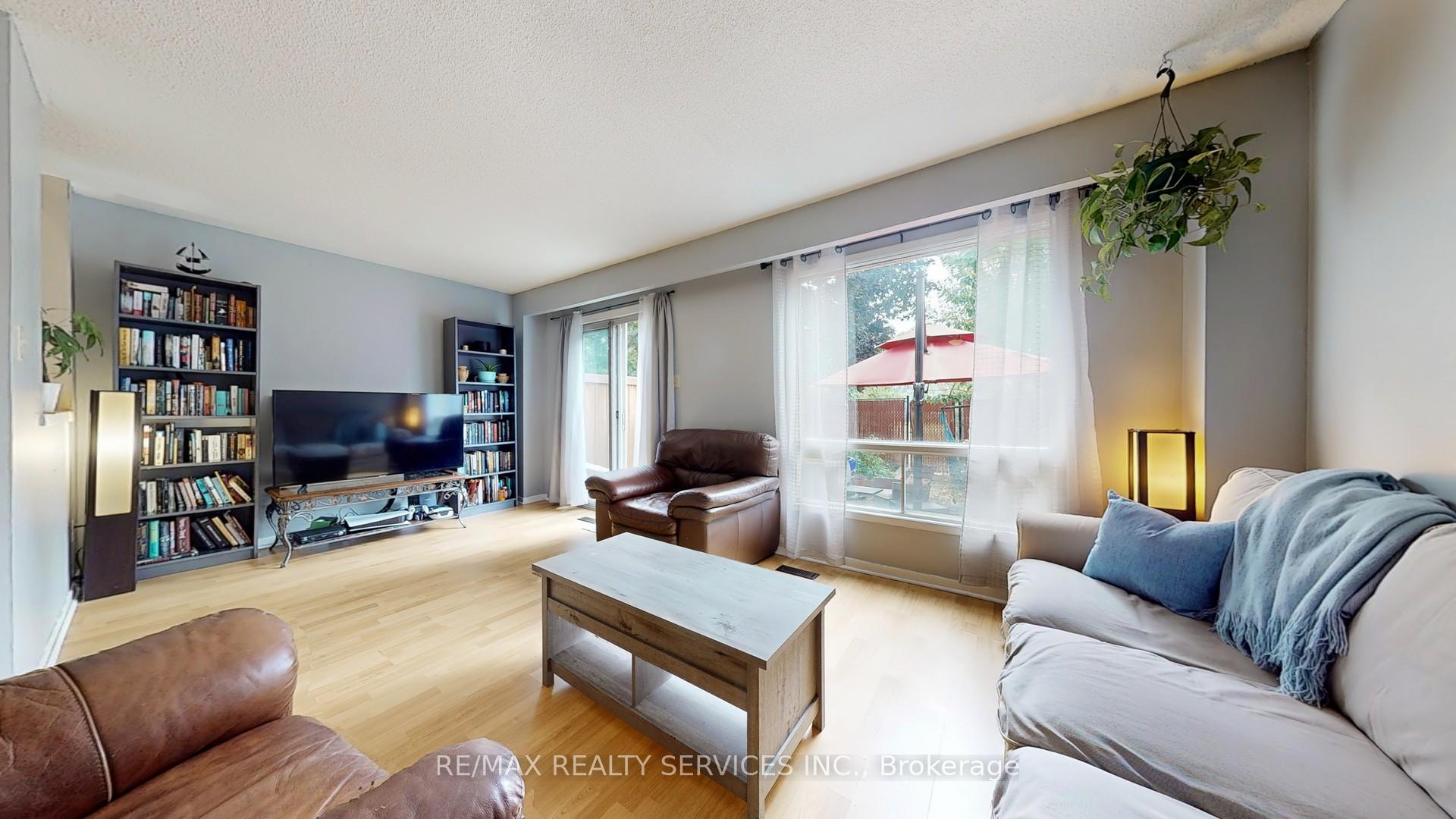 Photo 8 of 29 Primrose Crescent, Brampton, Heart Lake West — HOMEH