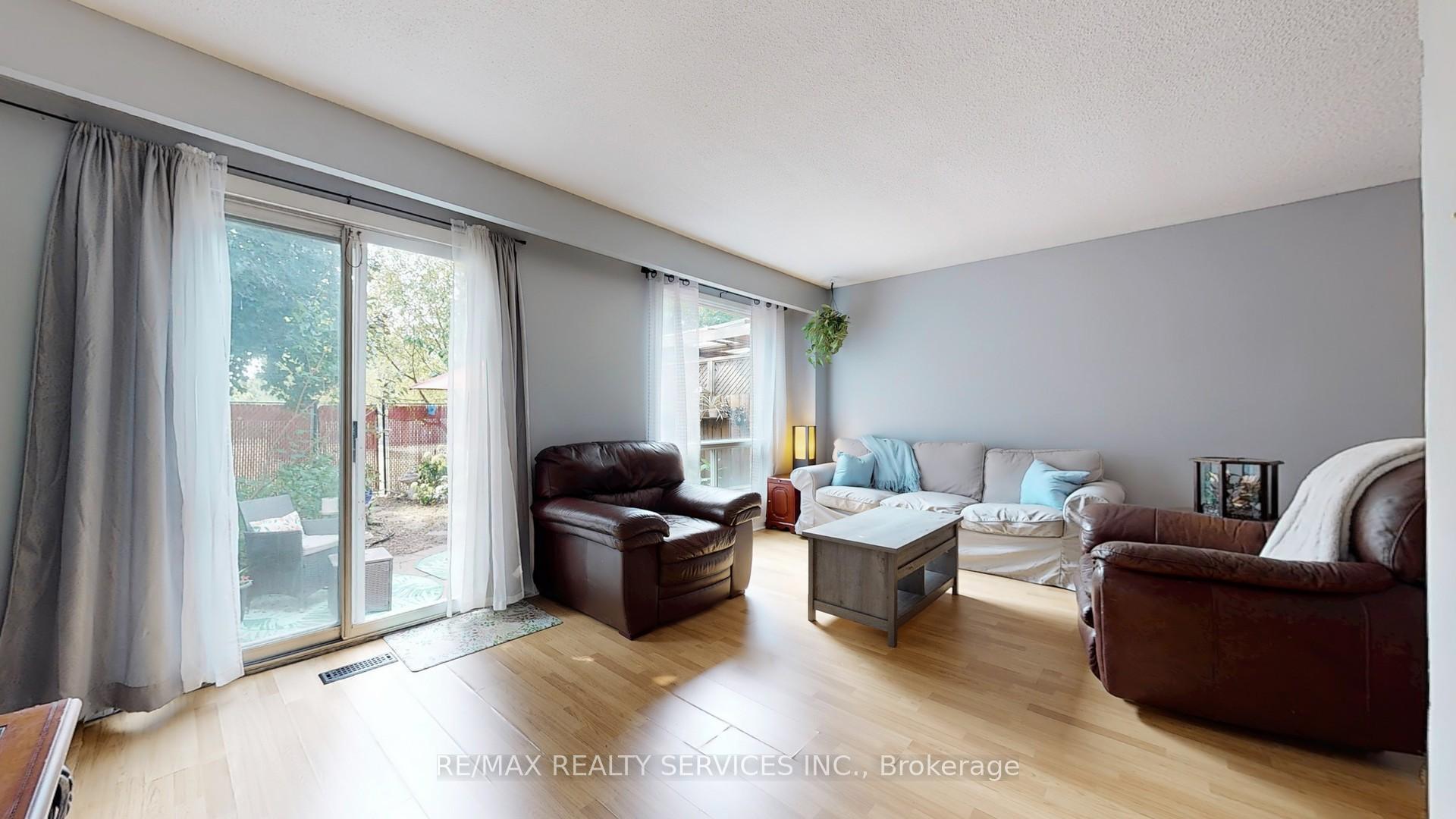 Photo 9 of 29 Primrose Crescent, Brampton, Heart Lake West — HOMEH