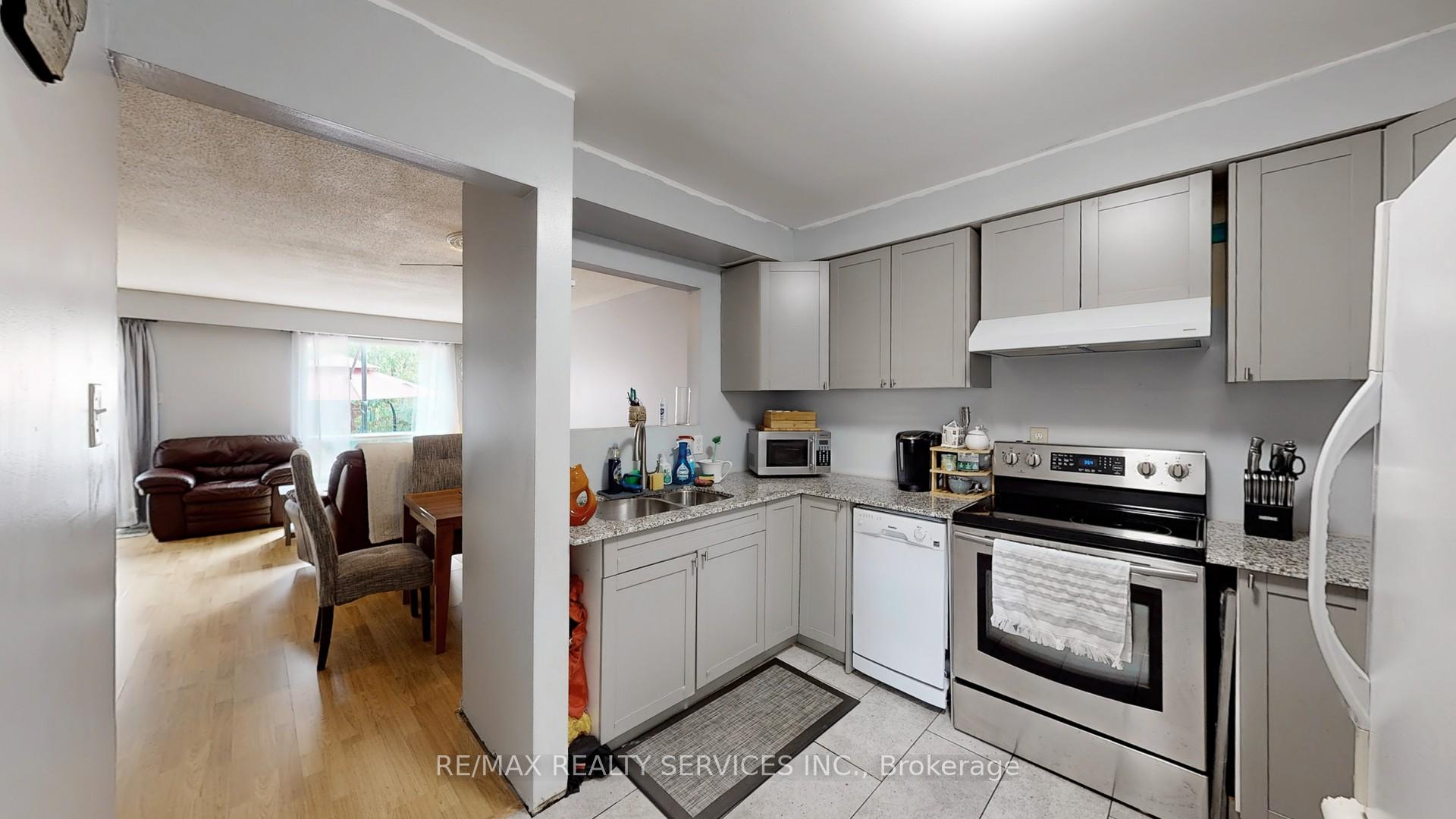 Photo 10 of 29 Primrose Crescent, Brampton, Heart Lake West — HOMEH