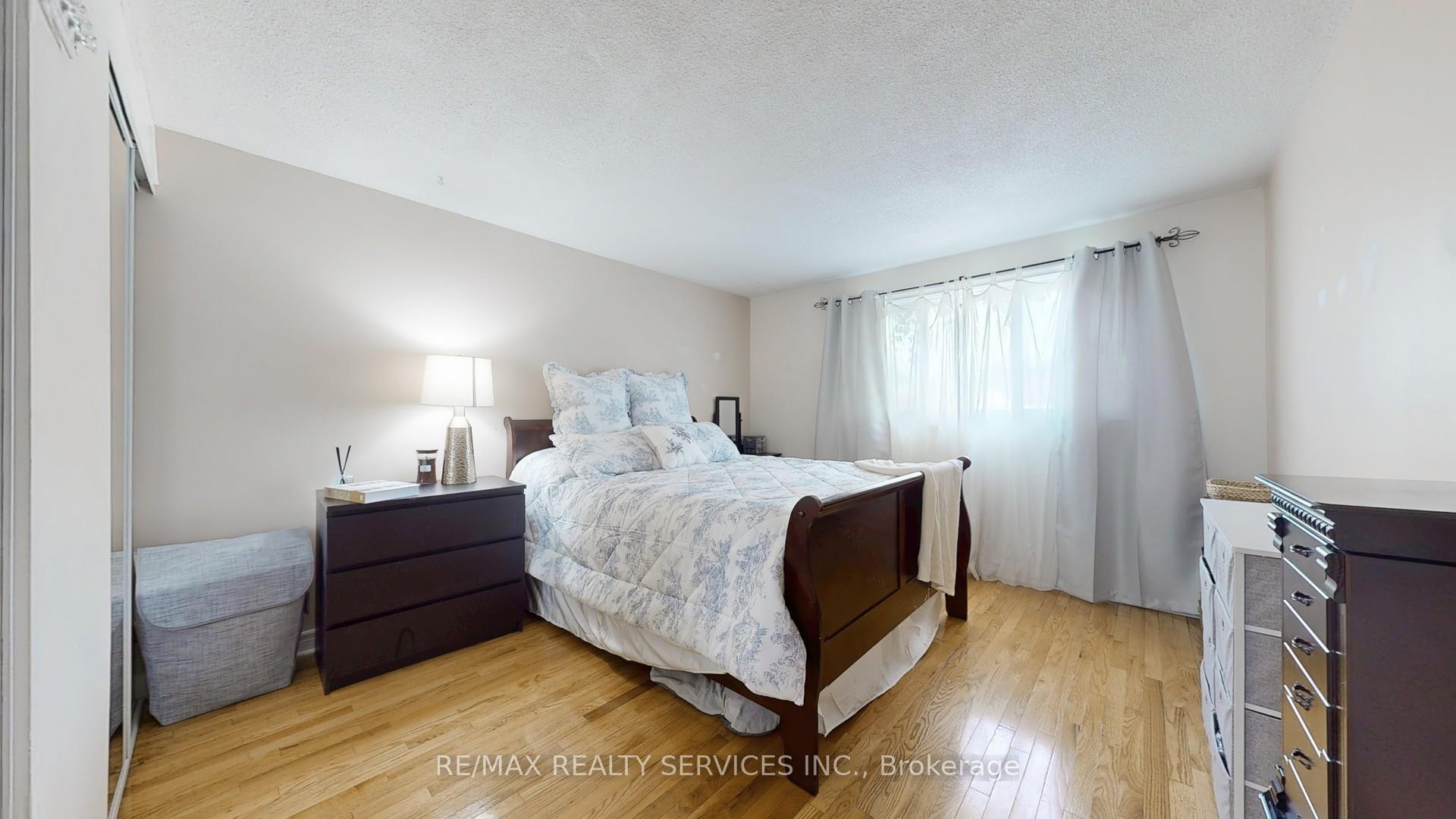 Photo 18 of 29 Primrose Crescent, Brampton, Heart Lake West — HOMEH