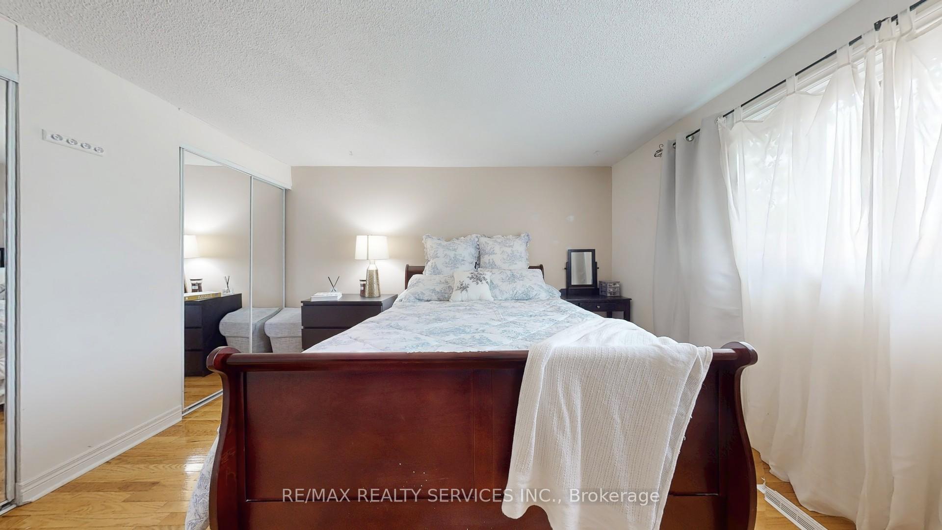 Photo 19 of 29 Primrose Crescent, Brampton, Heart Lake West — HOMEH