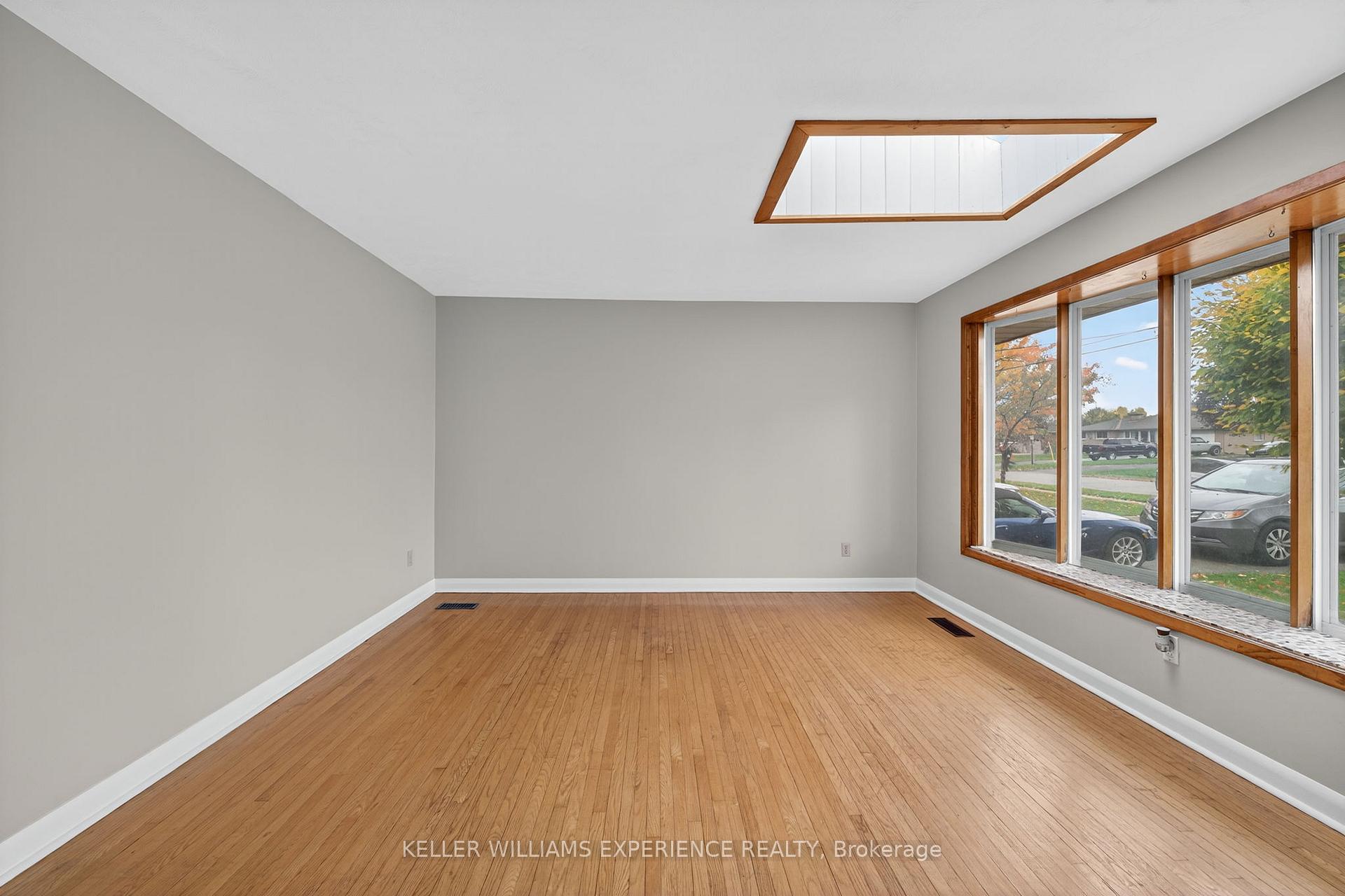 Photo 3 of 229 Warnica Road, Barrie, Painswick North — HOMEH