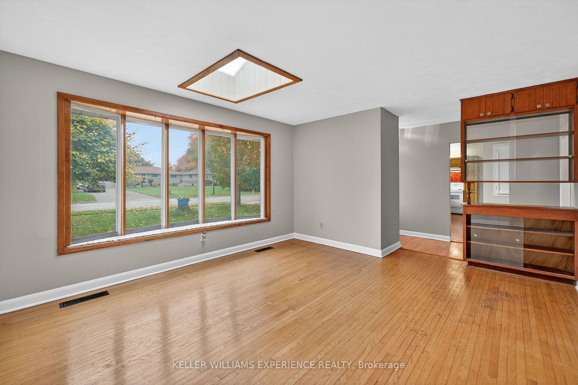 Photo 6 of 229 Warnica Road, Barrie, Painswick North — HOMEH