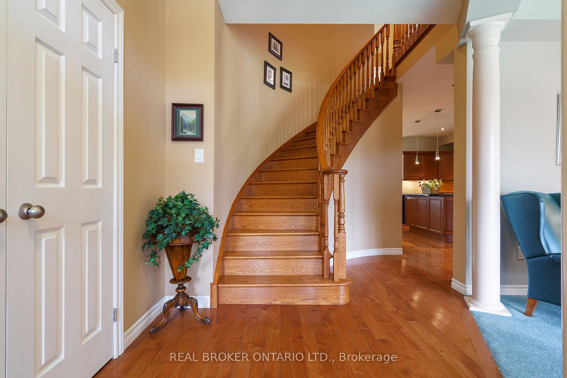 Photo 3 of 182 Valridge Drive, Hamilton, Ancaster — HOMEH