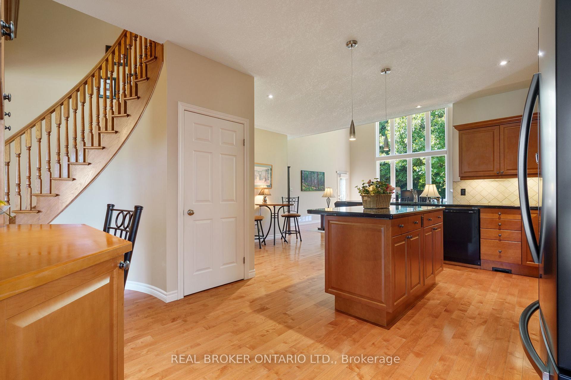 Photo 4 of 182 Valridge Drive, Hamilton, Ancaster — HOMEH