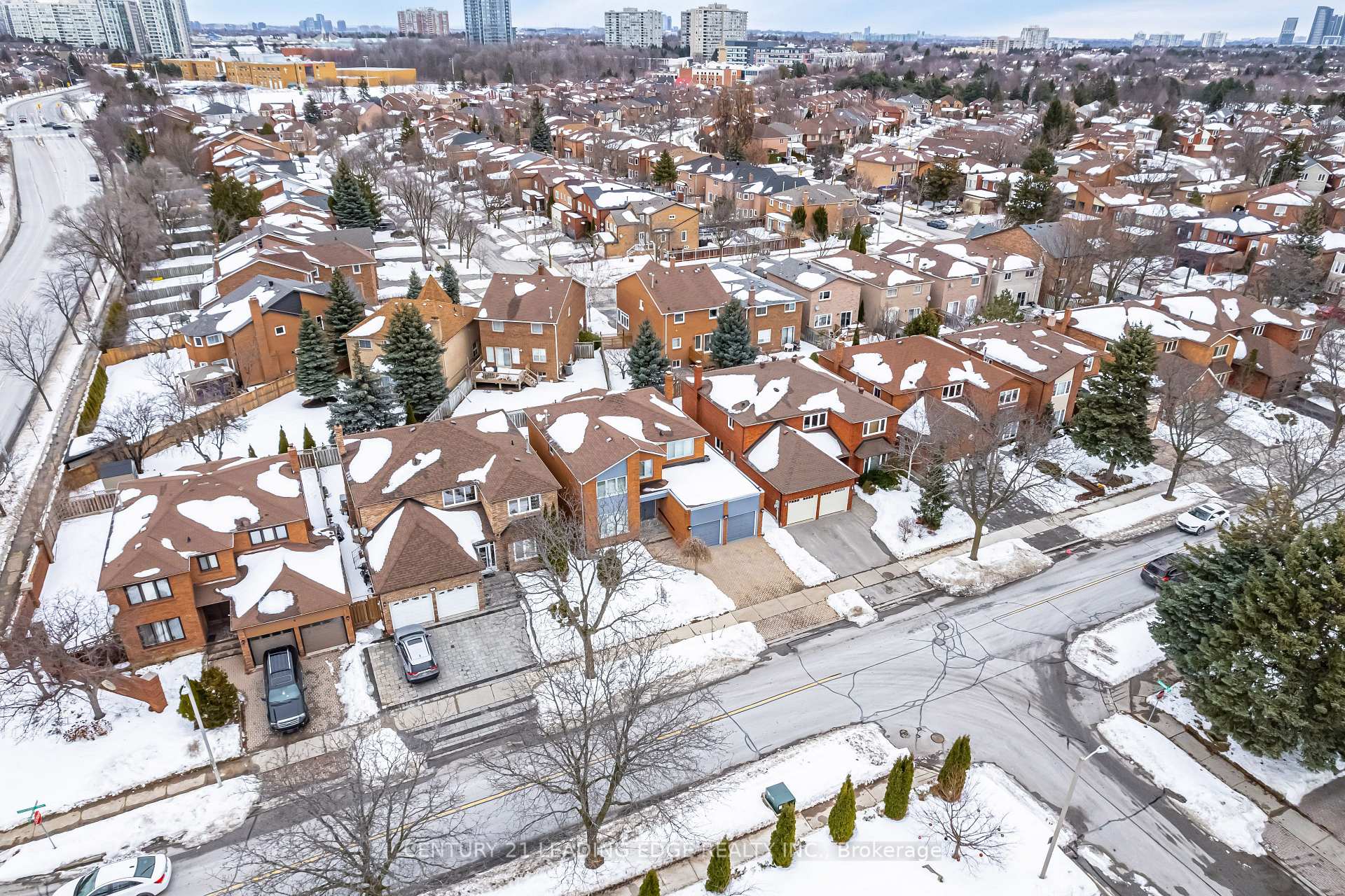 Photo 2 of 14 Edgecroft Trail, Vaughan, Brownridge — HOMEH