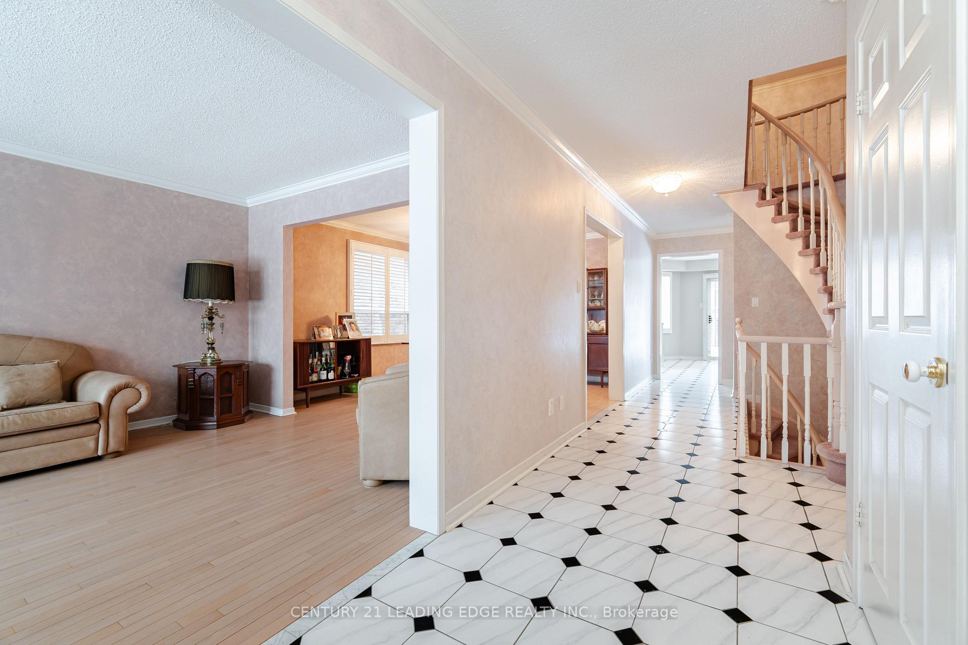 Photo 10 of 14 Edgecroft Trail, Vaughan, Brownridge — HOMEH