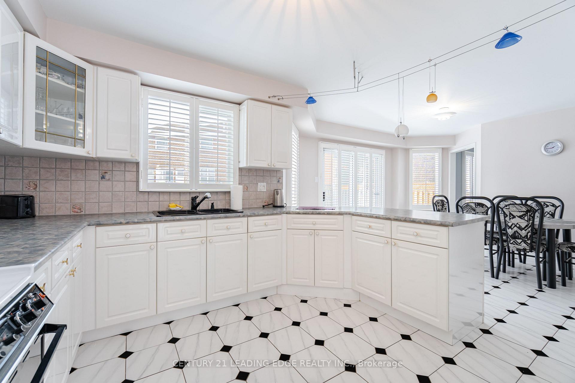 Photo 16 of 14 Edgecroft Trail, Vaughan, Brownridge — HOMEH
