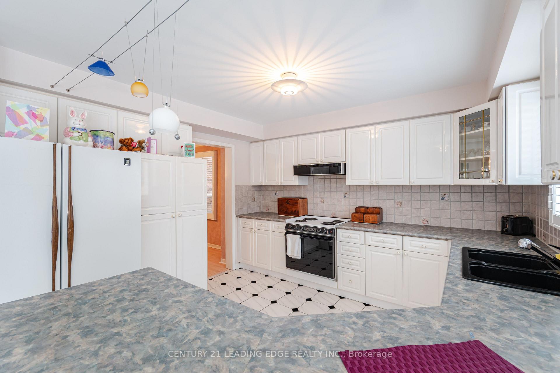 Photo 17 of 14 Edgecroft Trail, Vaughan, Brownridge — HOMEH