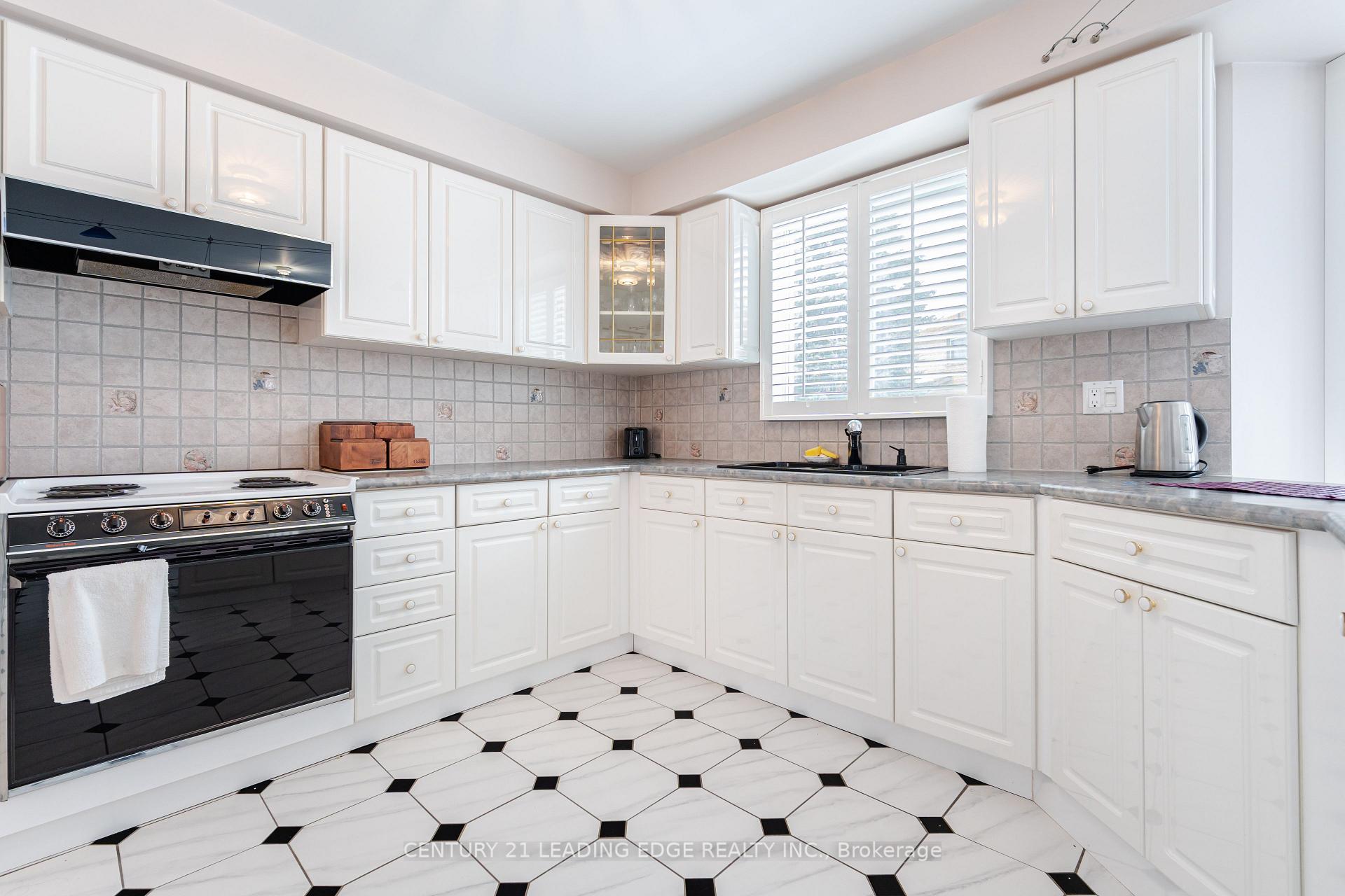 Photo 18 of 14 Edgecroft Trail, Vaughan, Brownridge — HOMEH